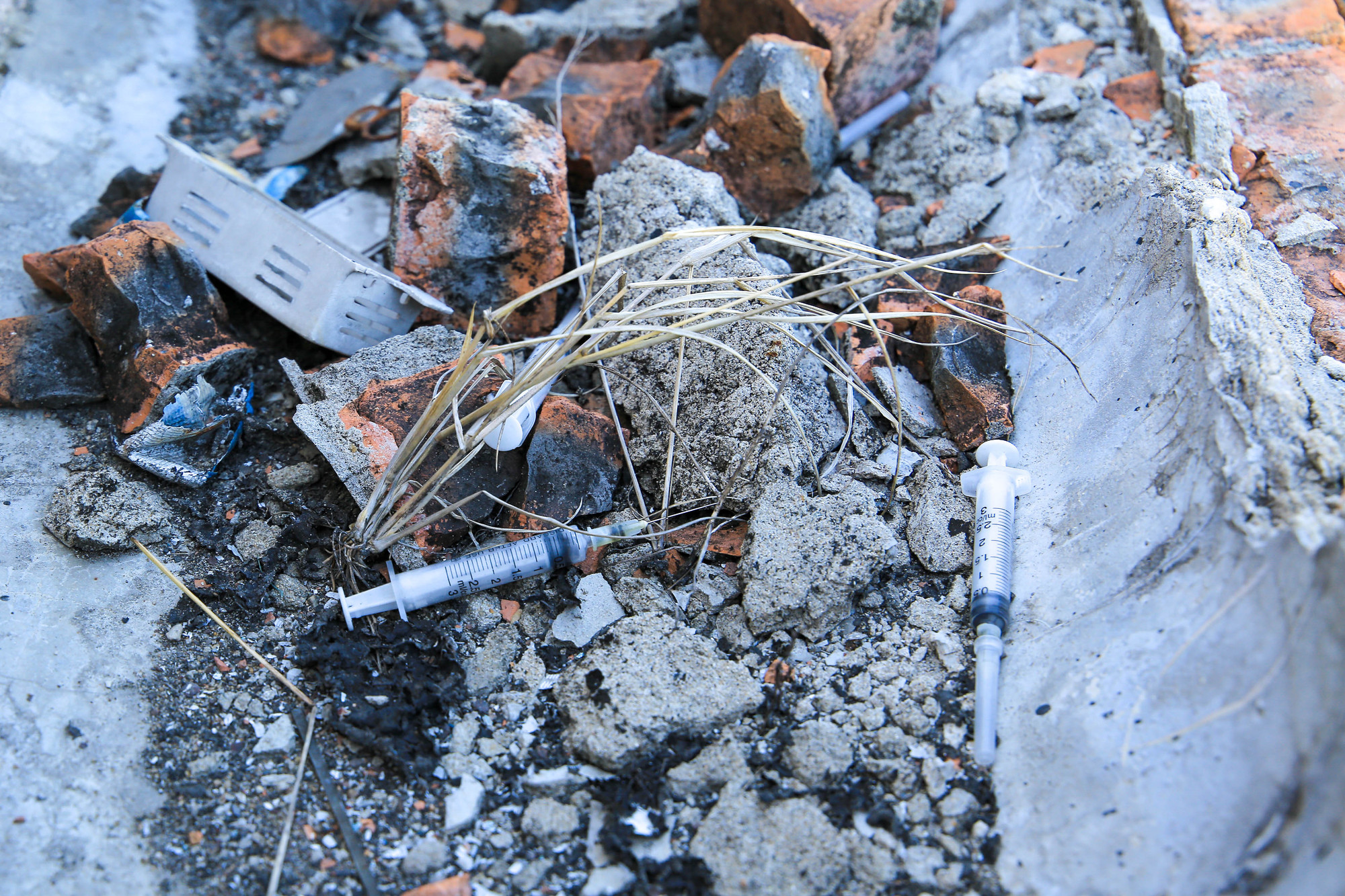 Thậm chí nơi đây xuất hiện nhiều bơm kim tiêm vứt bừa bãi, gây nguy hiểm và mất an ninh trật tự khu vực này.