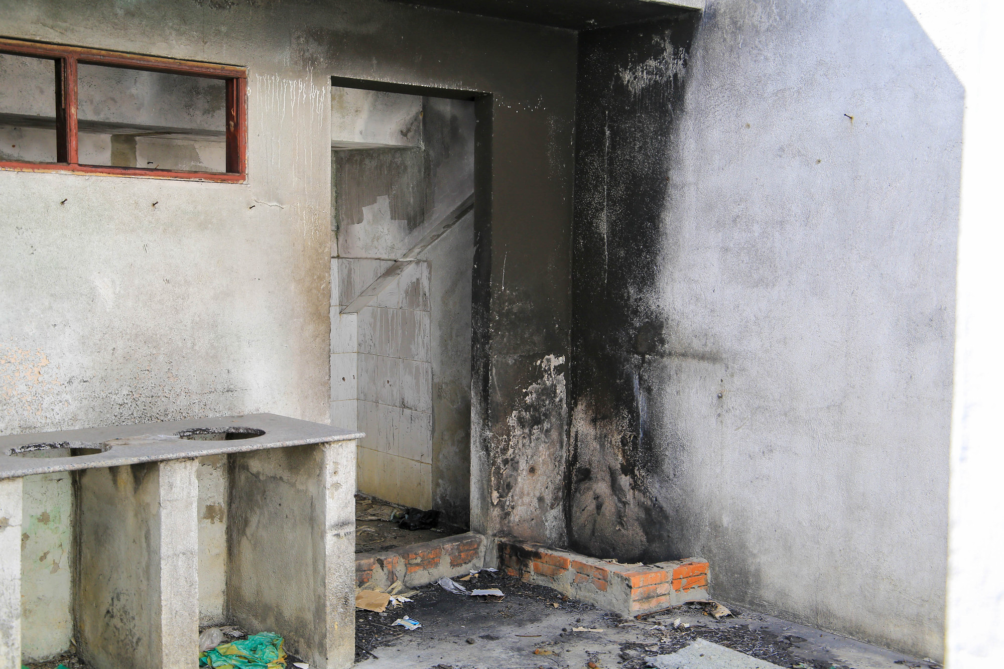 Khu vực phía dưới khán đài bị vẽ bậy và nhiều rác thải khắp nơi gây ô nhiễm.