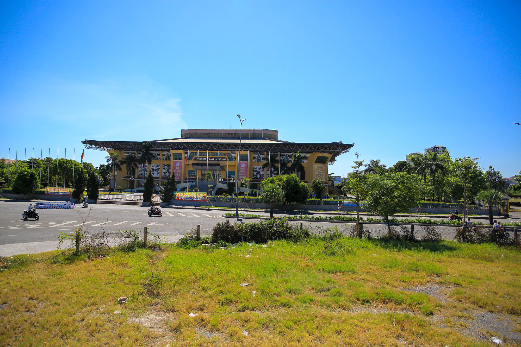 Đối diện là Trung tâm Thể thao tỉnh Thừa Thiên - Huế, hàng ngày nơi đây có rất nhiều phương tiện đi lại. Tuy nhiên khu đất này bị bỏ hoang gây lãng phí và mất mỹ quan đô thị.