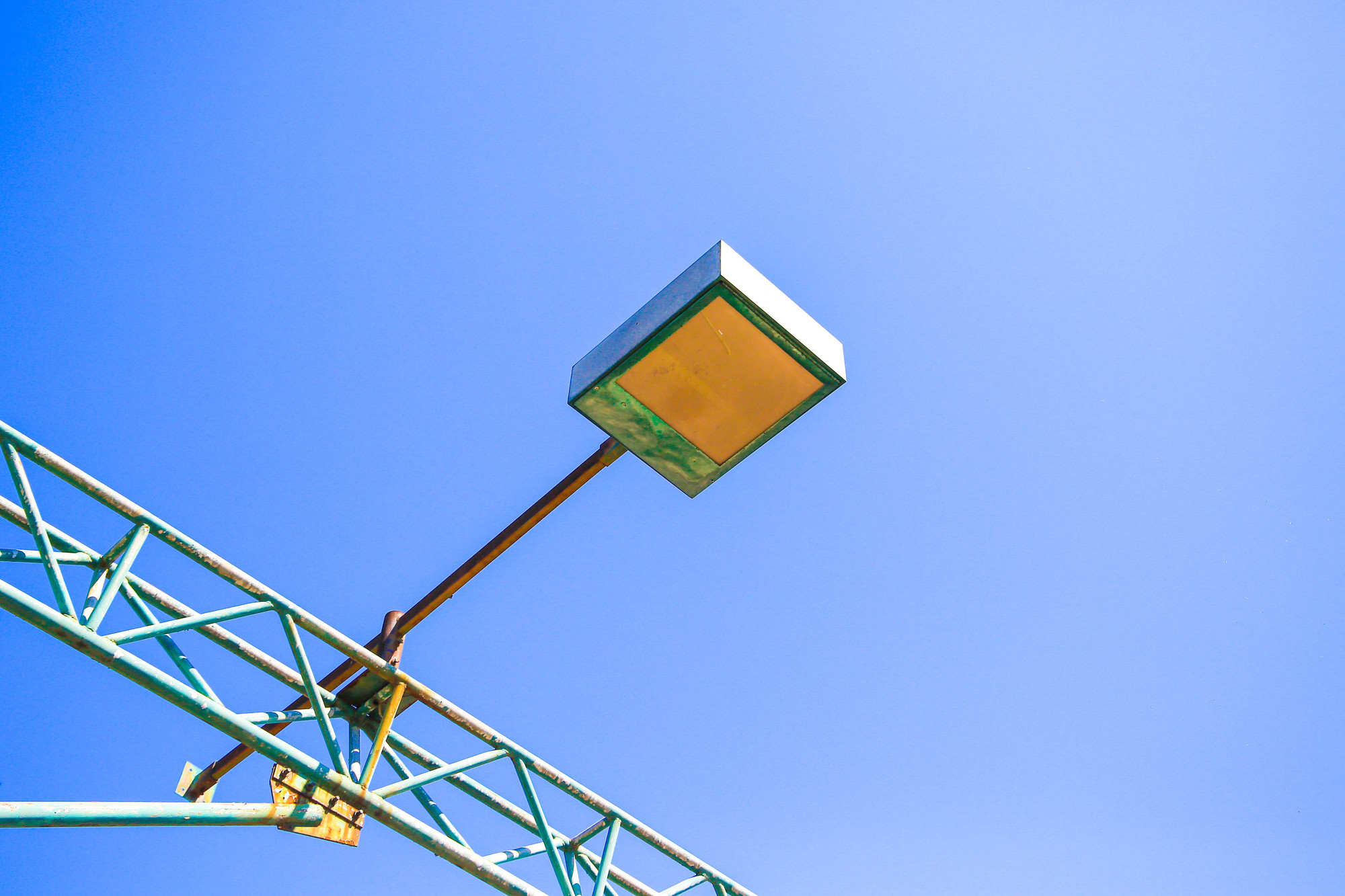 Hệ thống đèn chiếu sáng đã bị rỉ sét, hư hỏng.