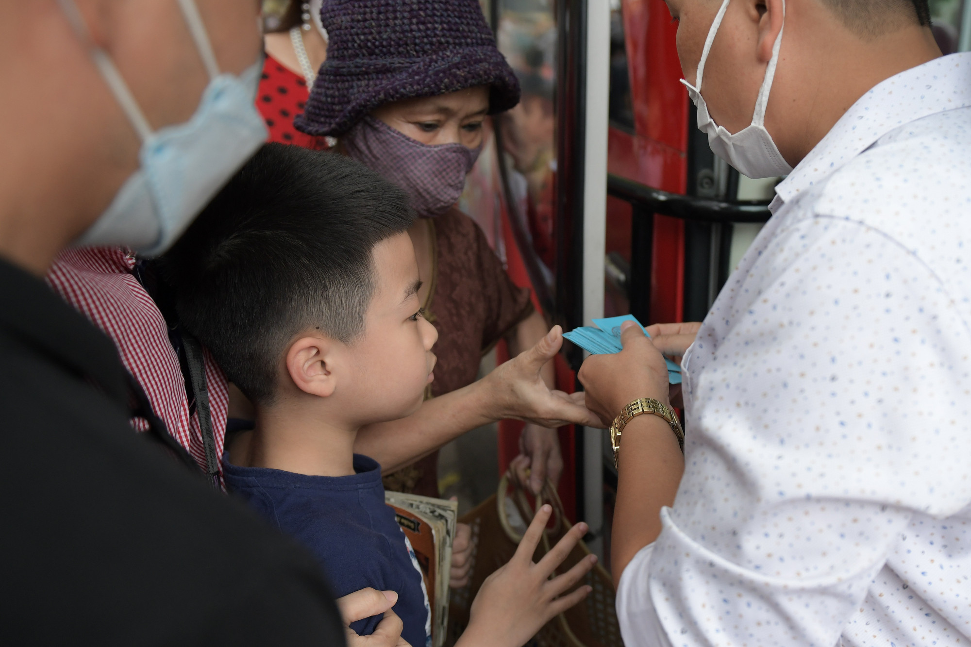 Vé miễn phí được phát ngay tại cửa xe buýt hai tầng.