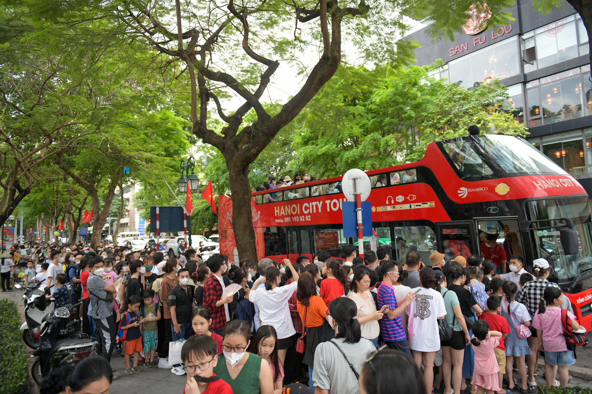 Mỗi chuyến tối đa 54 khách, cách 30 phút lại có một chuyến.