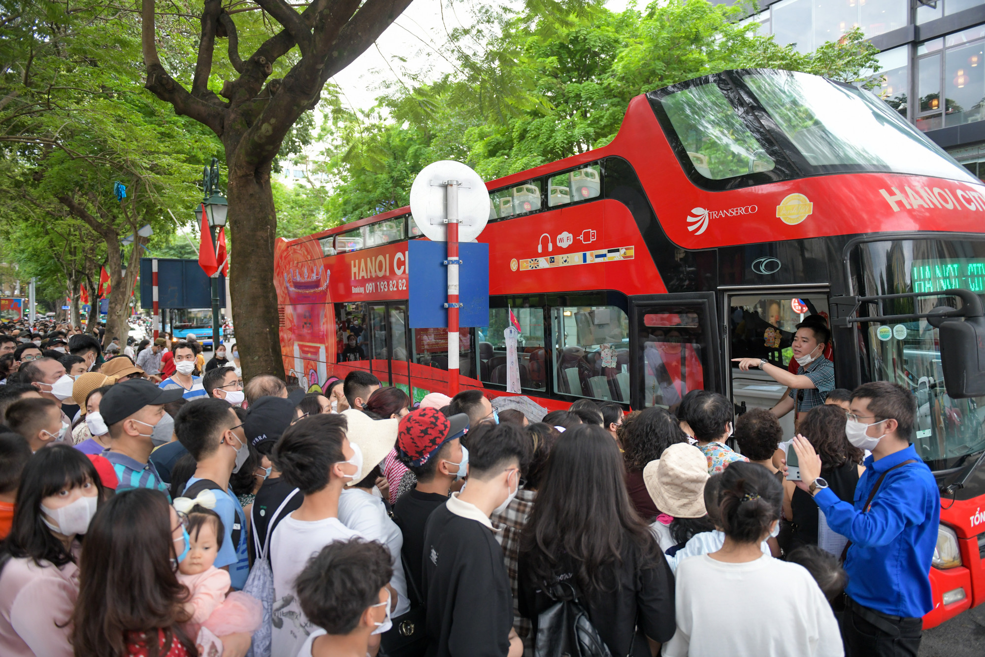 Theo đó, lộ trình tuyến xe buýt du lịch 2 tầng: Nhà Hát Lớn - Tràng Tiền - Ngô Quyền - Lý Thường Kiệt - Quang Trung - Tràng Thi - Điện Biên Phủ - Độc Lập - Hoàng Văn Thụ - Hùng Vương - Thanh Niên - Yên Phụ - Quay đầu tại điểm mở dưới chân cầu đi bộ gần số nhà 40C Yên Phụ - Yên Phụ - Thanh Niên - Hùng Vương - Phan Đình Phùng - Hoàng Diệu - Lê Hồng Phong - Hùng Vương - Nguyễn Thái Học - Văn Miếu - Quốc Tử Giám - Tôn Đức Thắng - Nguyễn Thái Học - Cửa Nam - Phan Bội Châu - Lý Thường Kiệt - Phan Chu Trinh - Hai Bà Trưng - Lê Thánh Tông - Nhà Hát Lớn.