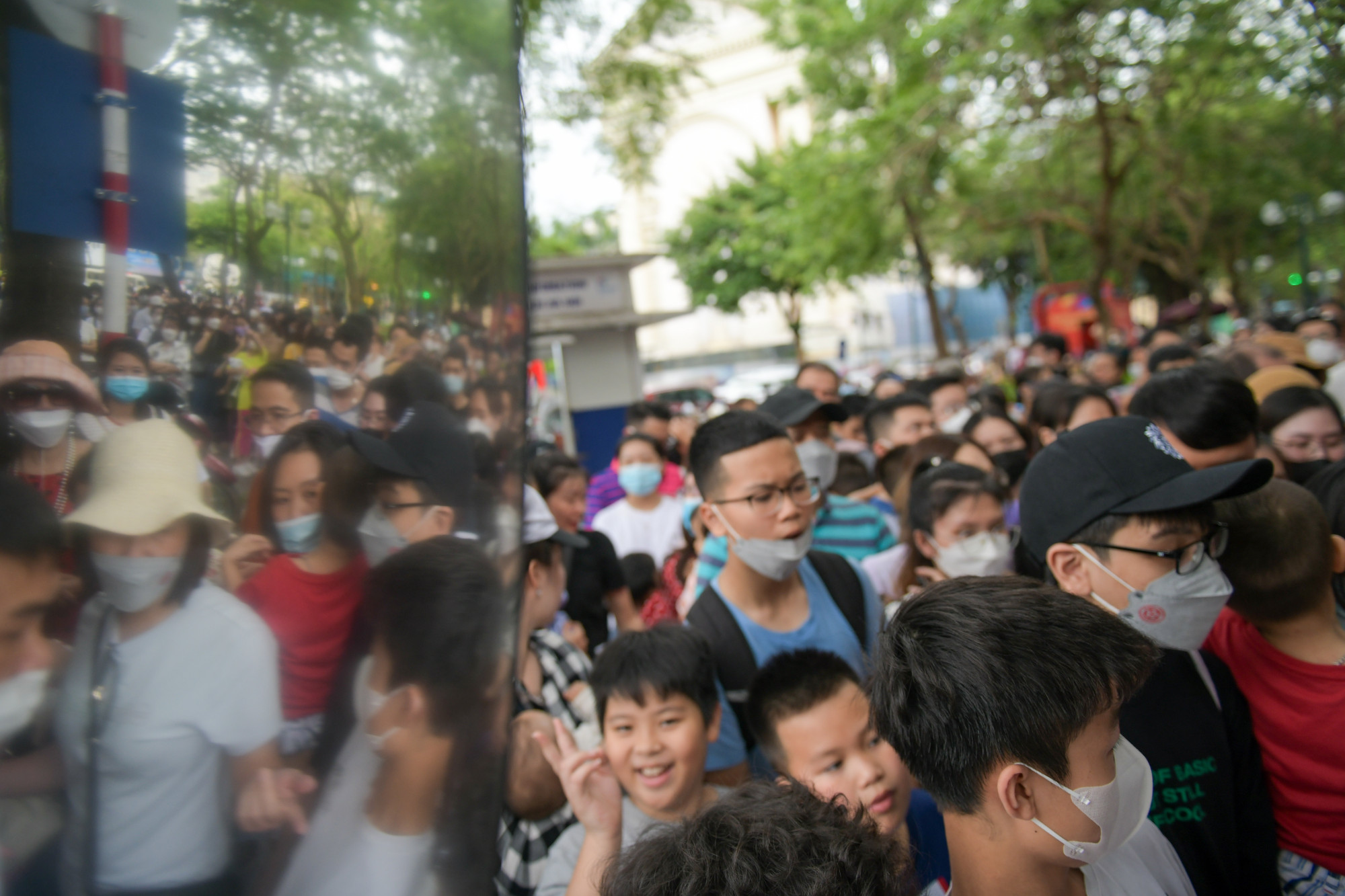 Hàng nghìn người dân, du khách đã chọn dịch vụ xe buýt hai tầng miễn phí, tham quan Hà Nội trong ngày đầu tiên của kỳ nghỉ lễ (29/4).