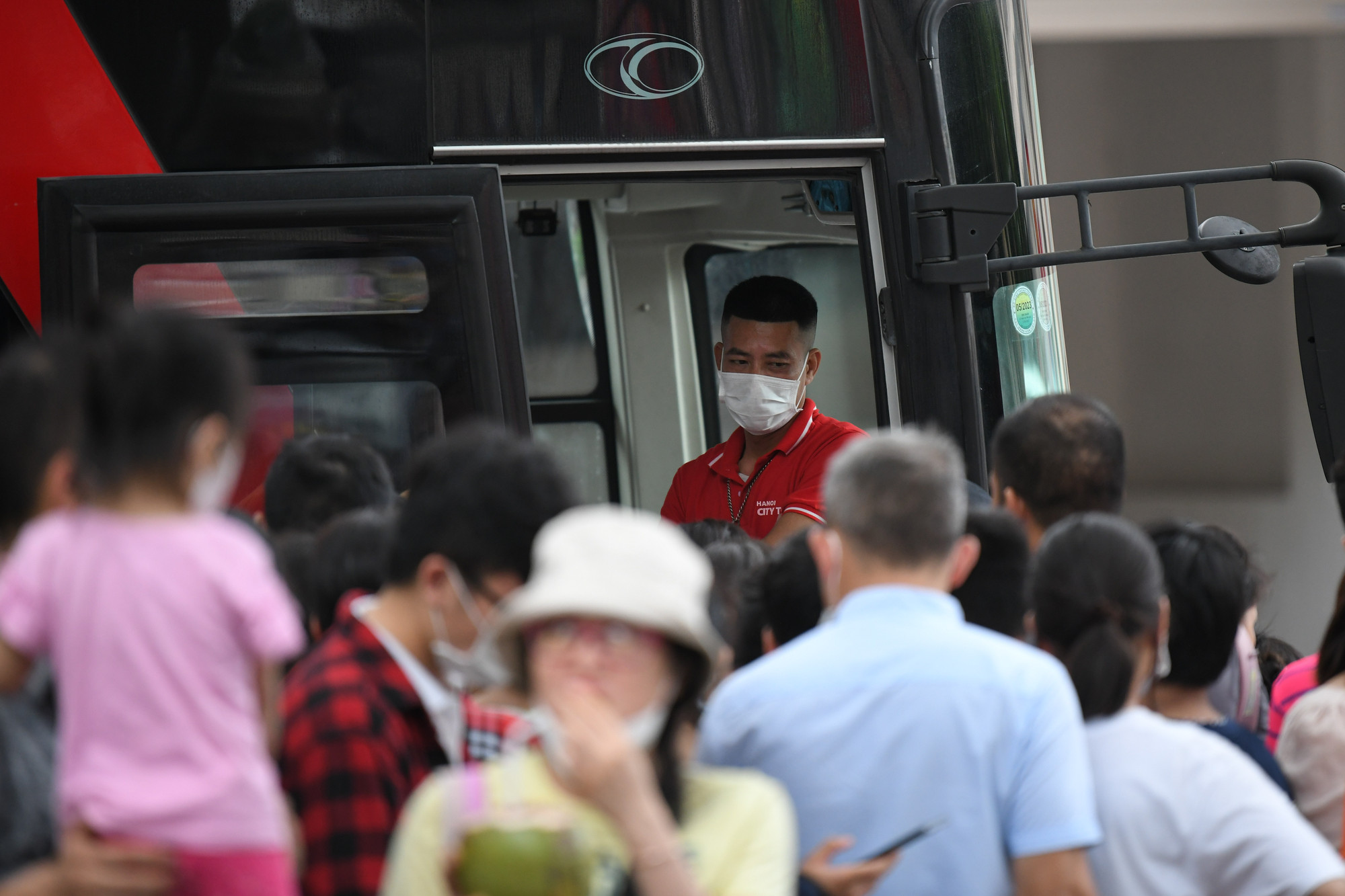 Mỗi chuyến tối đa 54 khách, cách 30 phút lại có một chuyến.