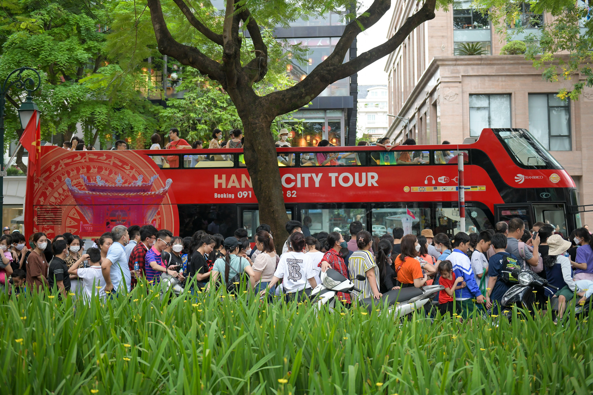 Vừa qua, Sở Du lịch Hà Nội cho biết miễn phí vận chuyển tham quan Hà Nội bằng xe buýt 2 tầng dịp Lễ Giỗ Tổ Hùng Vương (10/3 âm lịch), Ngày Giải phóng miền Nam, thống nhất đất nước (30/4) và Ngày Quốc tế Lao động (1/5) cho du khách và người dân.