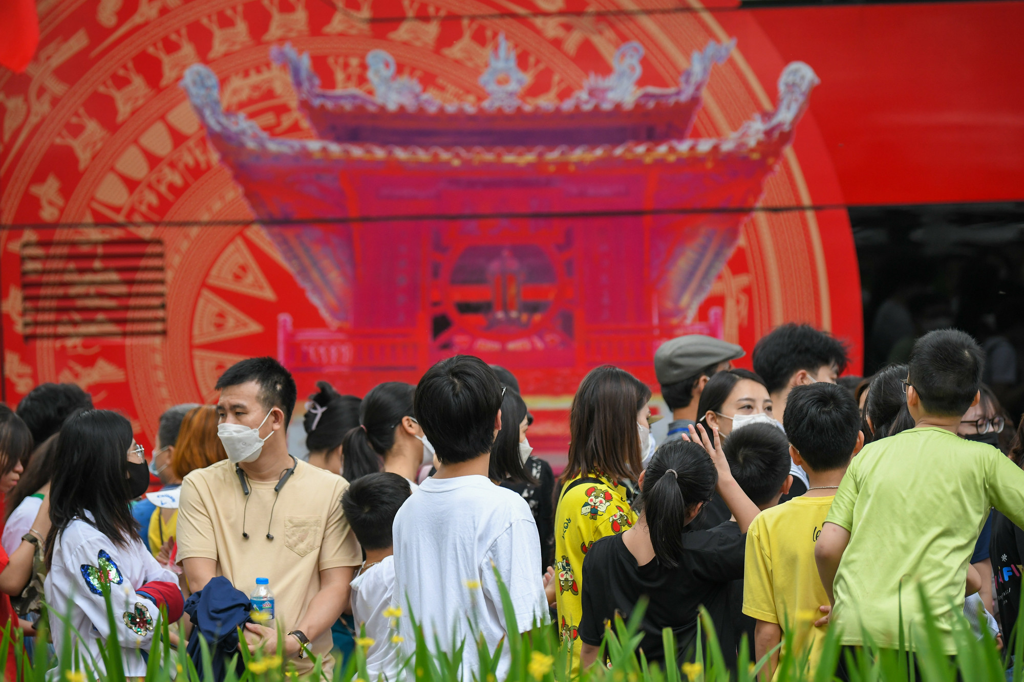 Nhiều người tỏ ra mệt mỏi khi phải chờ hàng giờ đồng hồ.