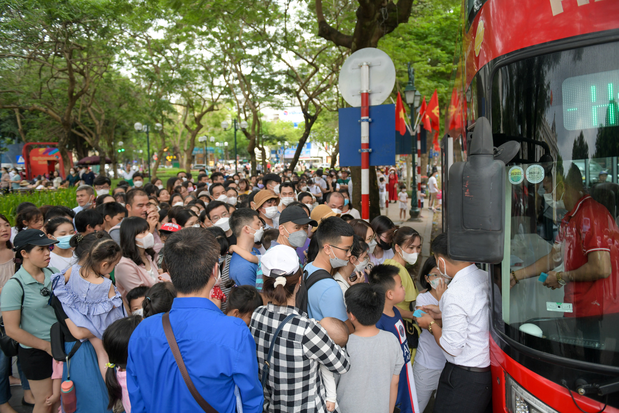 Hàng dài người chờ hàng tiếng đồng hồ để đến lượt lên xe.