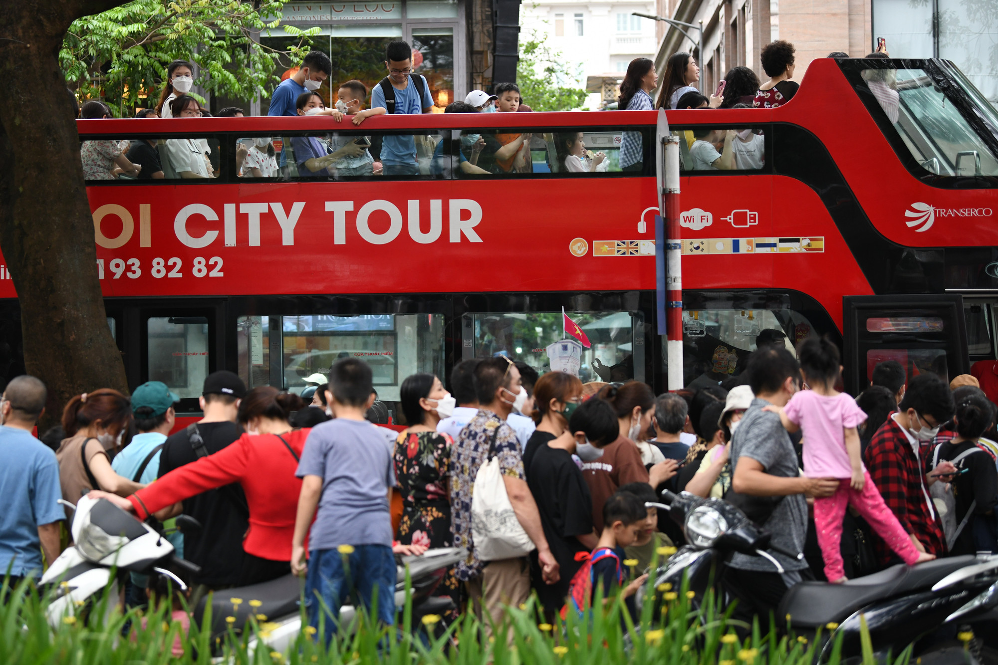 Mỗi chuyến tối đa 54 khách, cách 30 phút lại có một chuyến.