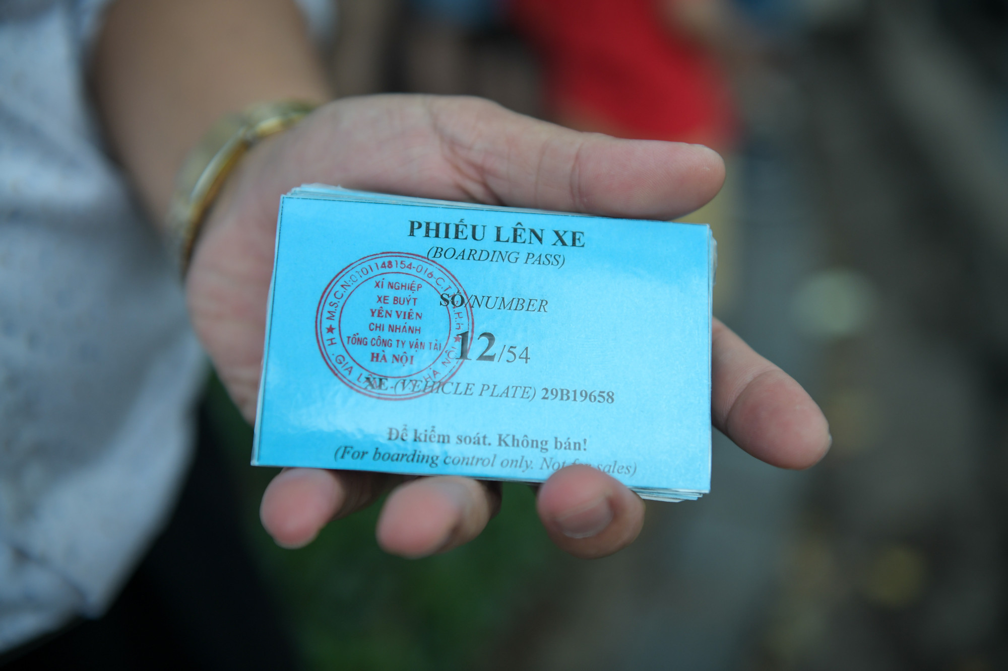 Vé miễn phí được phát ngay tại cửa xe buýt hai tầng.