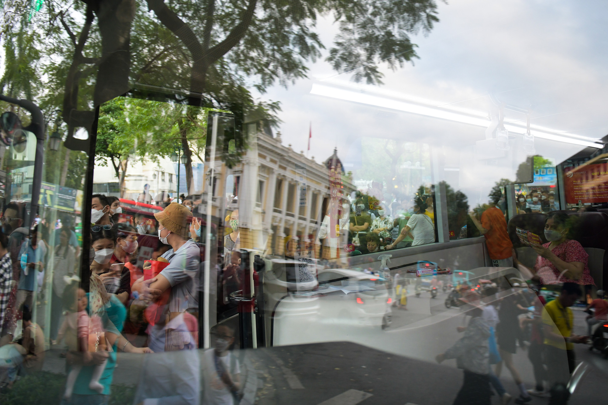 Được biết, trong dịp nghỉ lễ buýt 2 tầng đã huy động 4/6 tổng số xe để phục vụ miễn phí cho du khách và người dân.