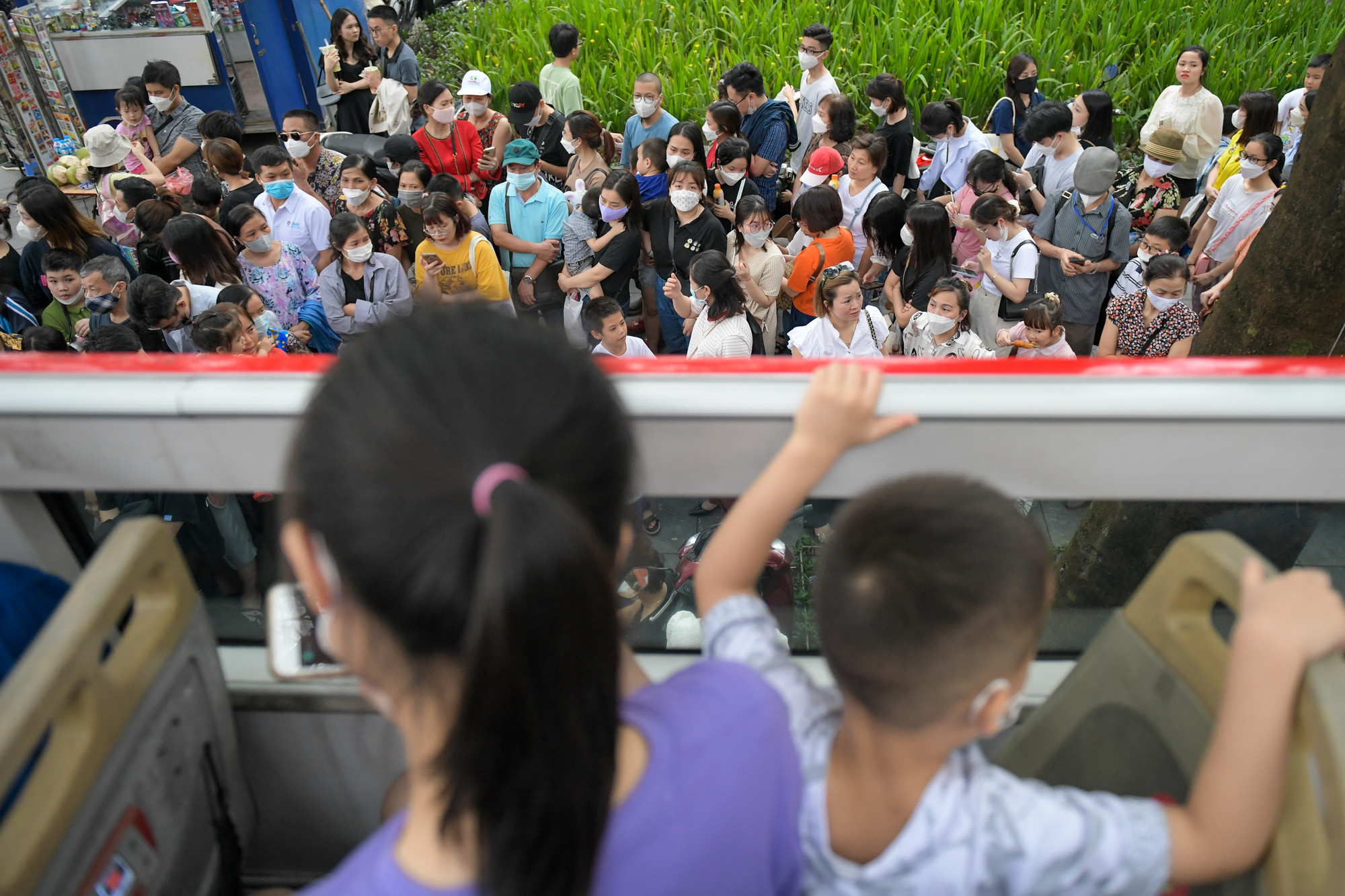 Đến cuối giờ chiều vẫn còn rất đông người dân xếp hàng đợi để lên xe buýt.