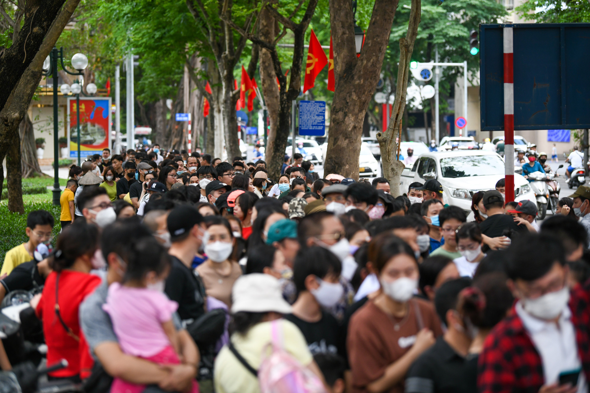 Mỗi chuyến tối đa 54 khách, cách 30 phút lại có một chuyến.