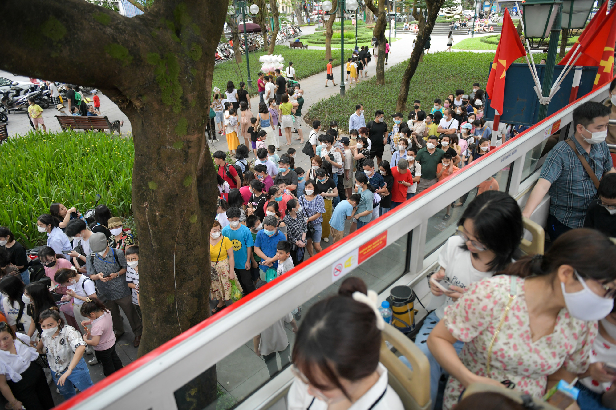 Đến cuối giờ chiều vẫn còn rất đông người dân xếp hàng đợi để lên xe buýt.