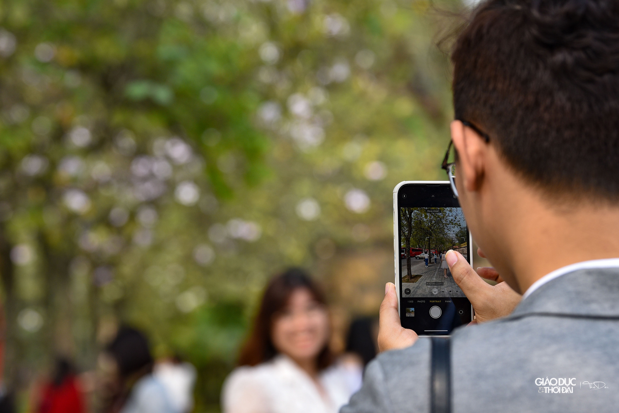 Thời điểm này, ánh nắng mặt trời không quá gay gắt, bởi vậy những bông hoa ban trắng xen dưới nắng sẽ phô diễn vẻ đẹp thuần khiết hơn. Thời điểm này, ánh nắng mặt trời không quá gay gắt, bởi vậy những bông hoa ban trắng xen dưới nắng sẽ phô diễn vẻ đẹp thuần khiết hơn.