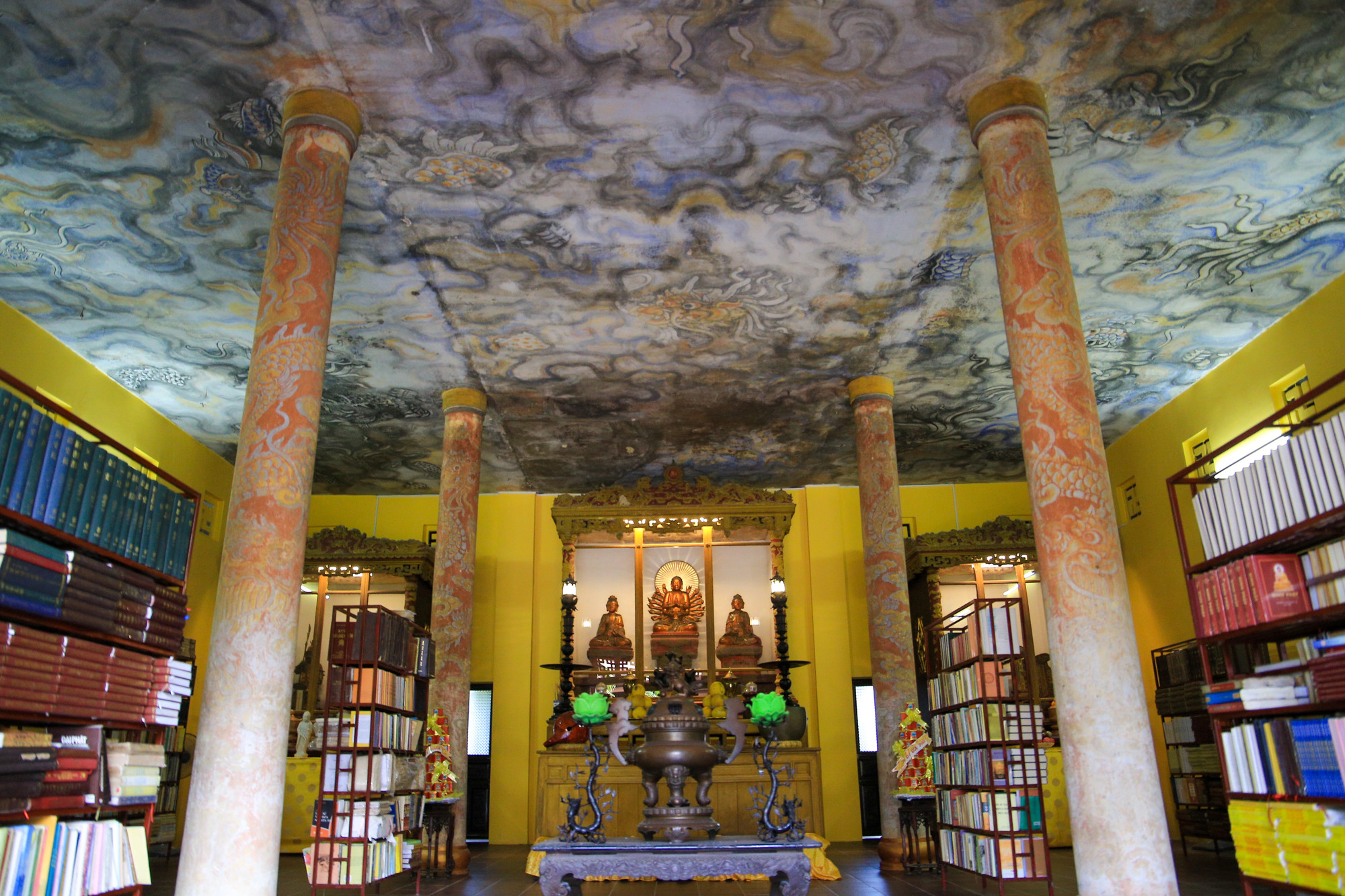 Đặc biệt, tại chánh điện có bức tranh Long vân khế hội (còn gọi là Cửu long ẩn vân). Đây là bức tranh được Trung tâm sách kỷ lục Việt Nam công nhận là “Bức tranh vẽ trên trần chánh điện xưa và lớn nhất Việt Nam”, vào tháng 3/2008.