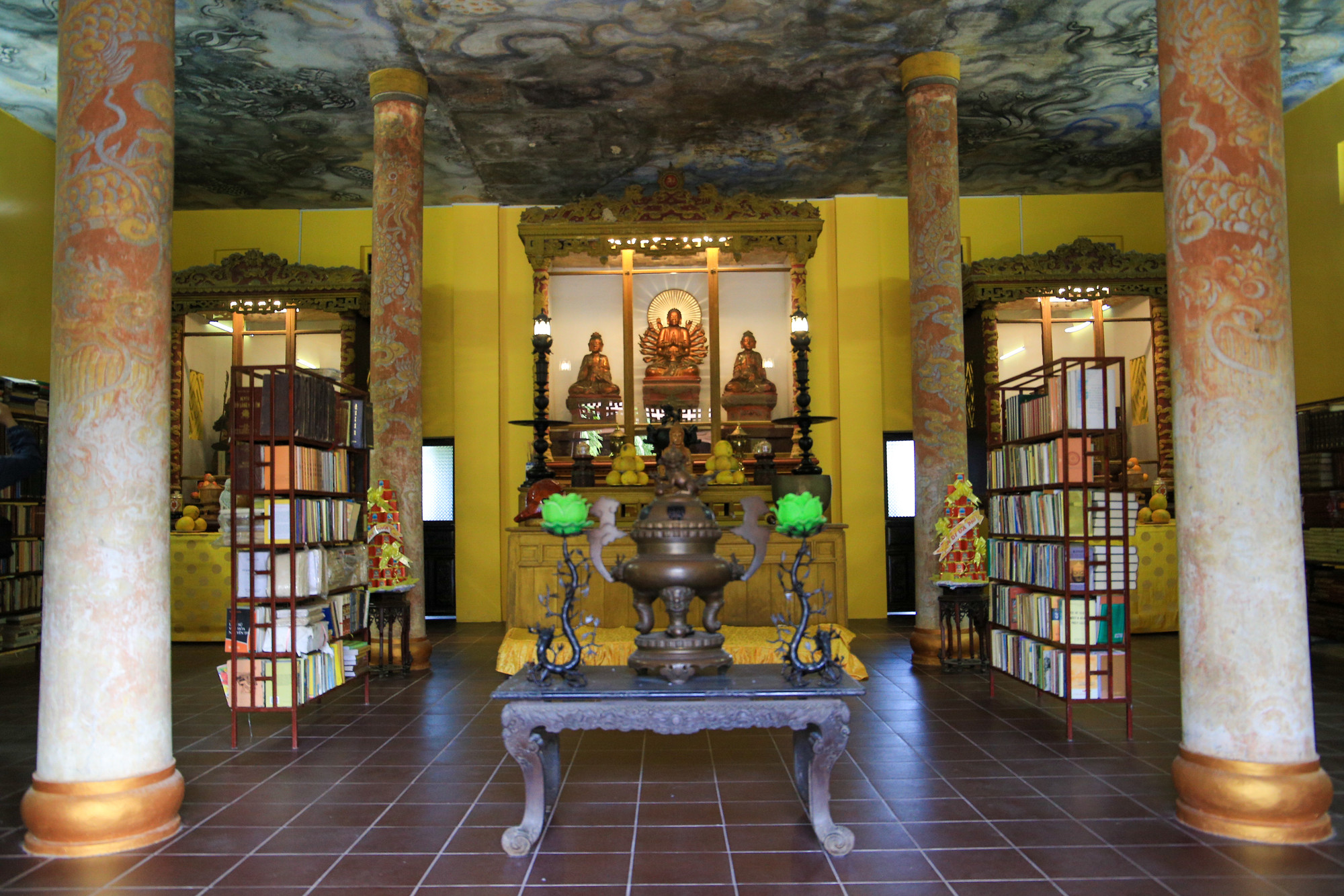 Ngoài ra, bên trong chánh điện thờ tượng Tam Thế Phật ở giữa, xung quanh là các tượng A-Nan, Ca-Diếp, Di Lặc, Chuẩn Đề Phật và một số vị Thánh, Phật khác. Sát vách bên trái còn có khám thờ vua Thiệu Trị và một vài công chúa, hoàng tử.