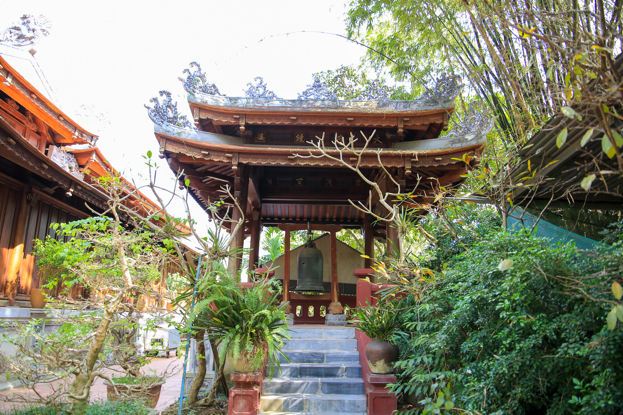 Trước điện là gác Đạo Nguyên 2 tầng 3 gian, hai bên gác có lầu chuông, lầu trống. Gần cổng chính chùa là hai nhà lục giác, nhà bên trái để chuông, nhà bên phải dựng bia khắc thơ vua Thiệu Trị.