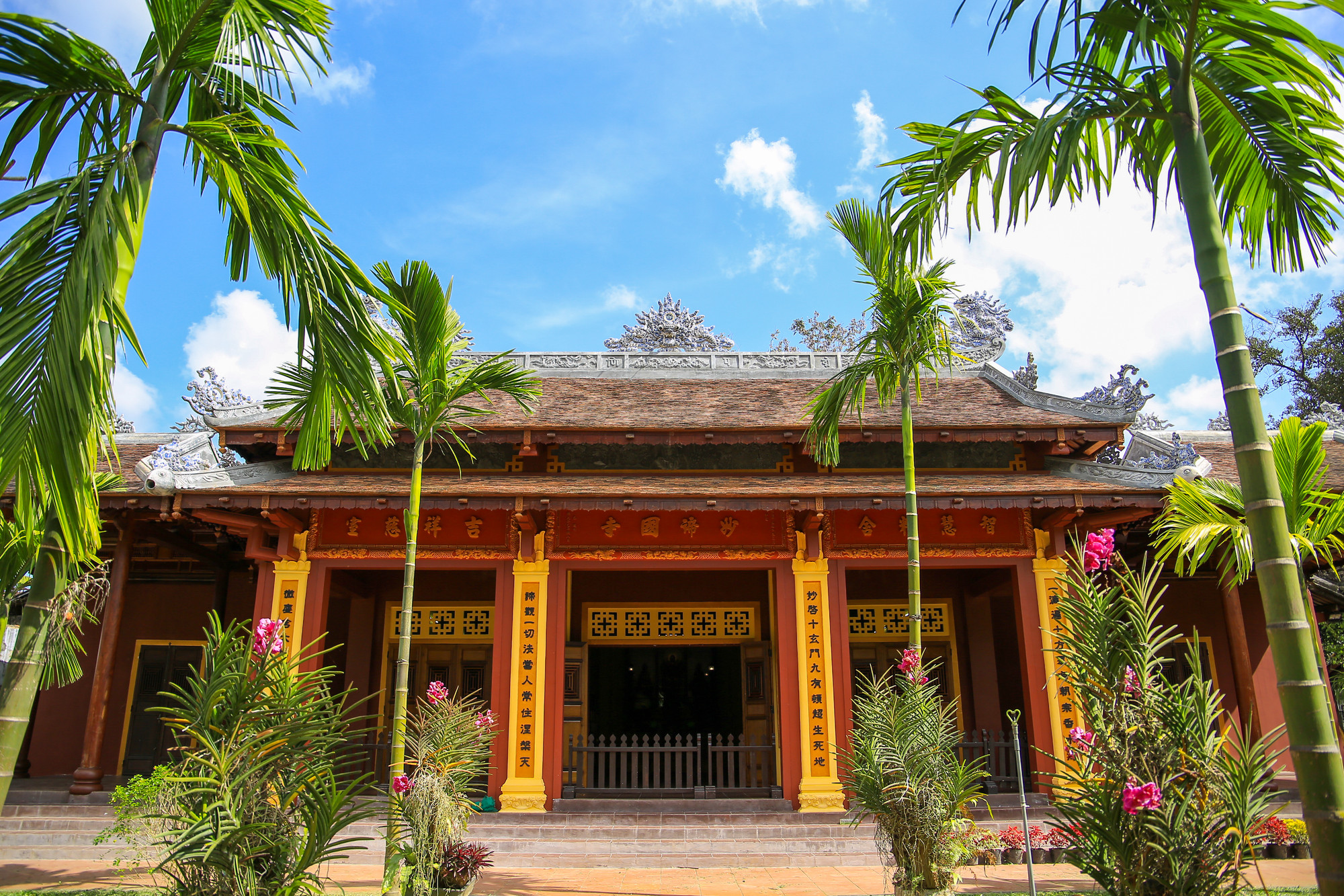 Sau cổng tam quan là con đường dẫn vào chính điện. Công trình chính là điện Đại Giác 3 gian 2 chái, bên trái chánh điện là Cát Tường Từ Thất, bên phải là Trí Tuệ Tinh Xá.