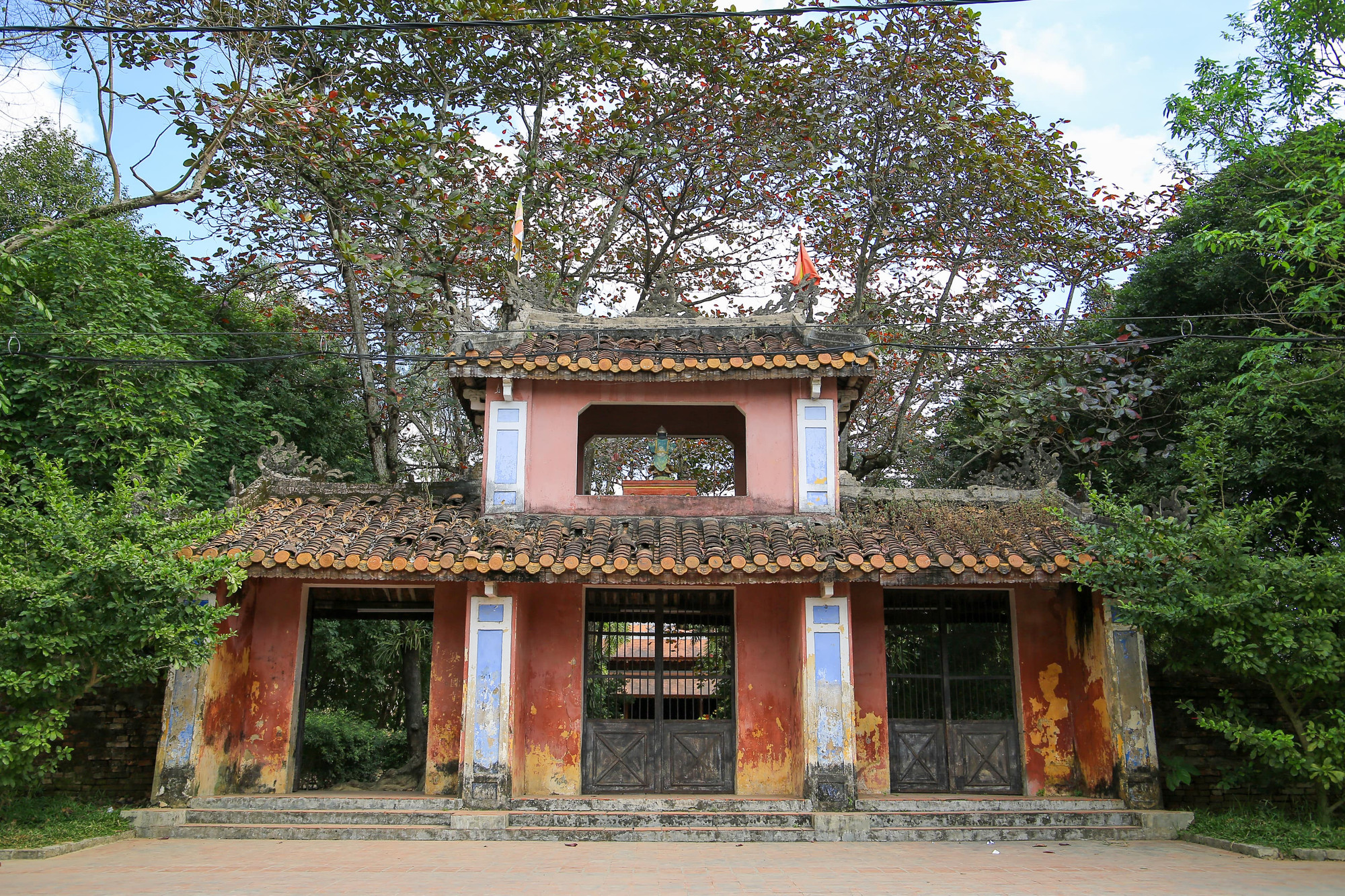 Ngôi chùa hiện nay có diện tích khoảng 2.500m2. Cửa chùa là cổng tam quan hai tầng, phía trên có lầu Hộ Pháp, hướng về sông Đông Ba và Kinh thành Huế.