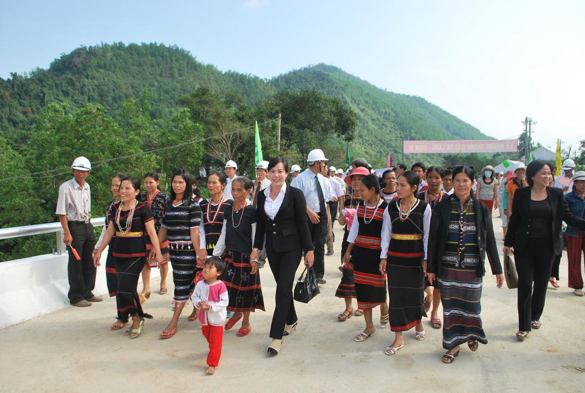 Niềm vui của đồng bào Cơ Tu nhân ngày khánh thành cầu Tà Lang - Giàn Bí. Niềm vui của đồng bào Cơ Tu nhân ngày khánh thành cầu Tà Lang - Giàn Bí.