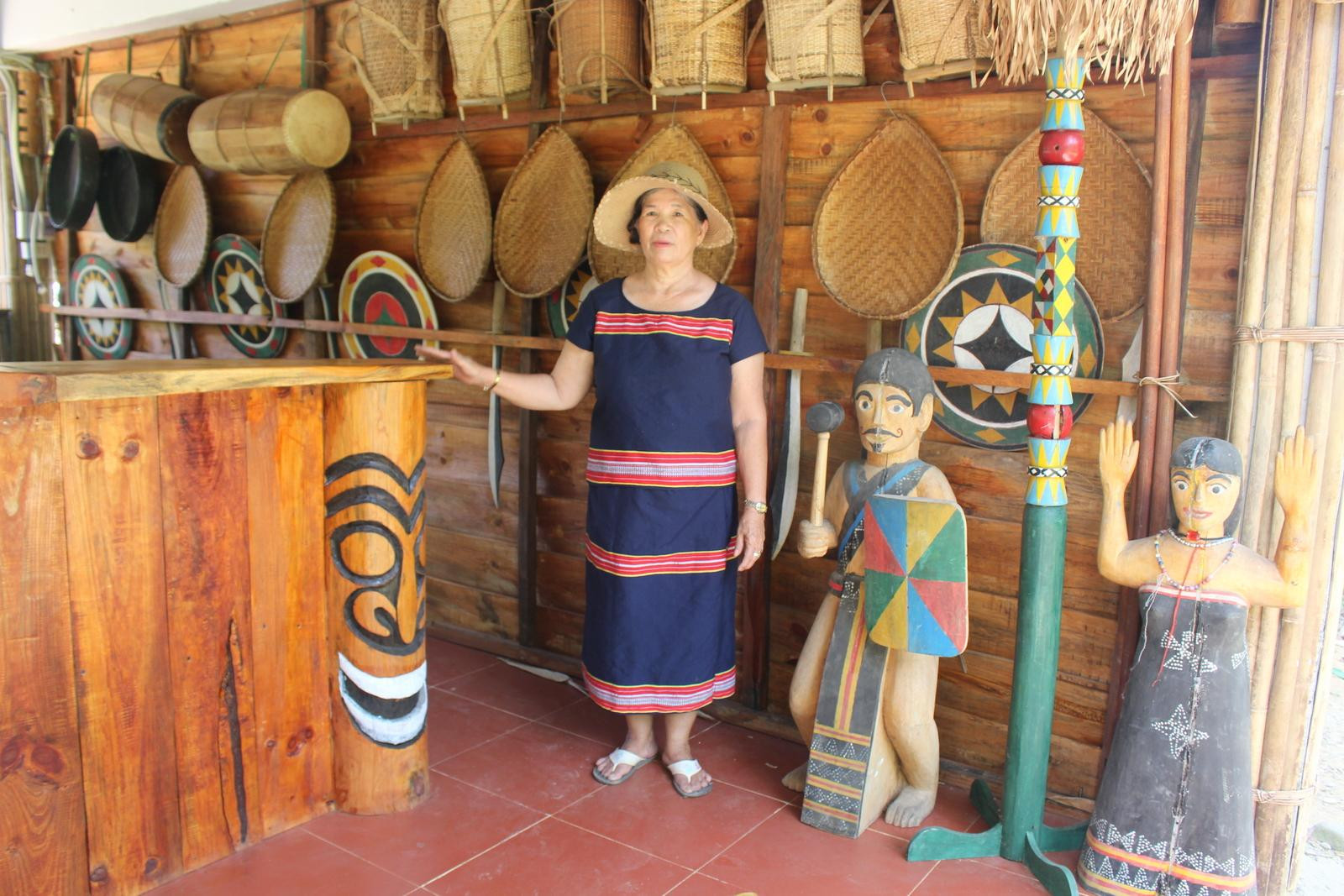 Trưng bày văn hóa Cơ Tu tại Hometays của Alăng Như ven dòng sông Cu Đê thơ mộng (thôn Giàn Bí, xã Hòa Bắc). Trưng bày văn hóa Cơ Tu tại Hometays của Alăng Như ven dòng sông Cu Đê thơ mộng (thôn Giàn Bí, xã Hòa Bắc).