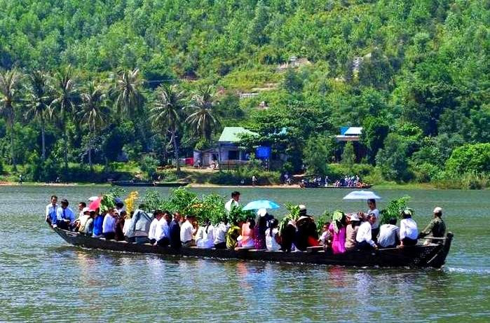 Rước dâu trên sông Cu Đê. Rước dâu trên sông Cu Đê.