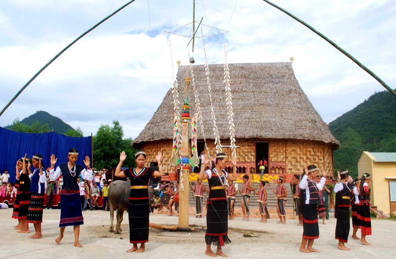 Thôn Giàn Bí vào ngày lễ hội của người Cơ Tu. Thôn Giàn Bí vào ngày lễ hội của người Cơ Tu.