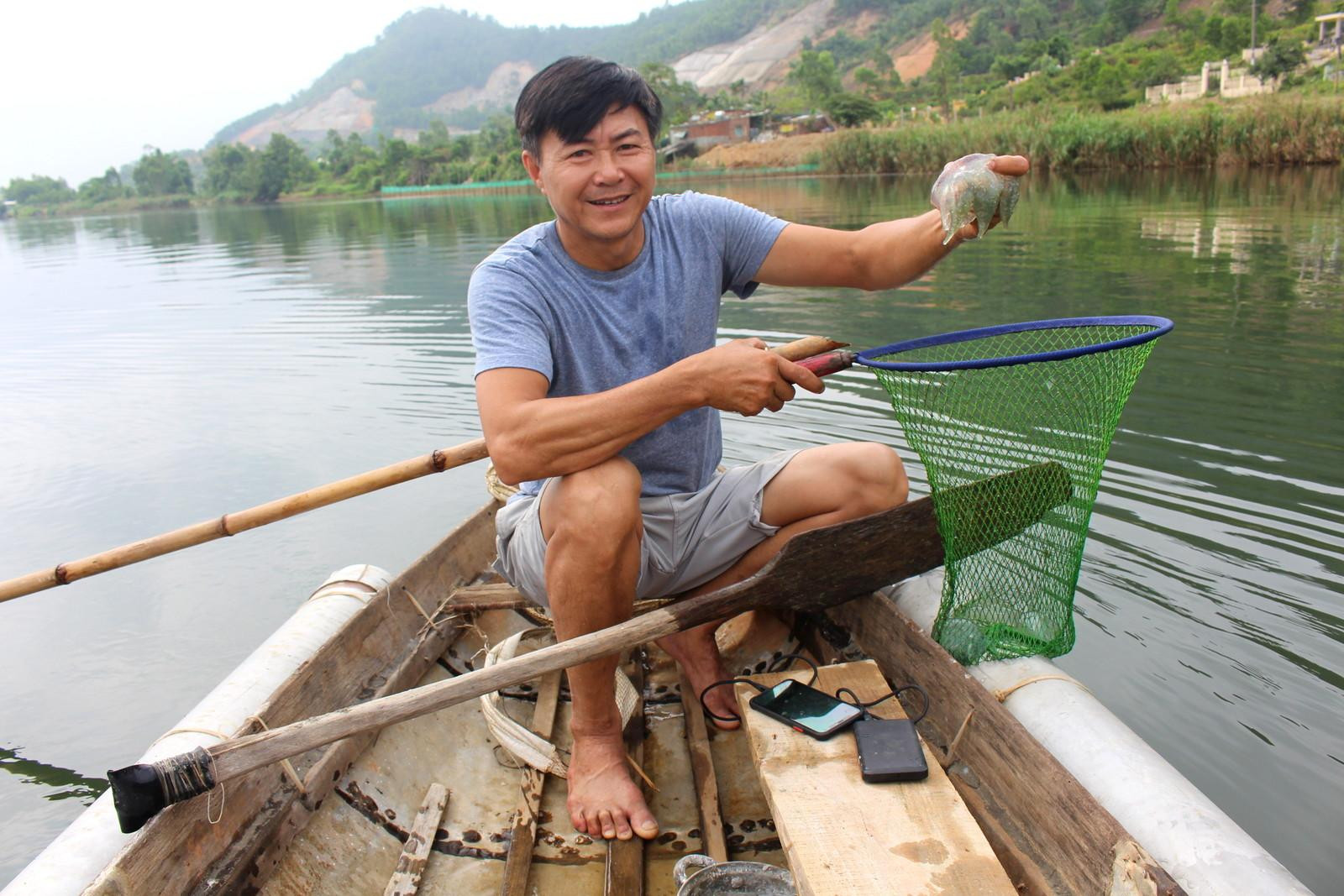 Vớt sứa trên sông Cu Đê. Vớt sứa trên sông Cu Đê.