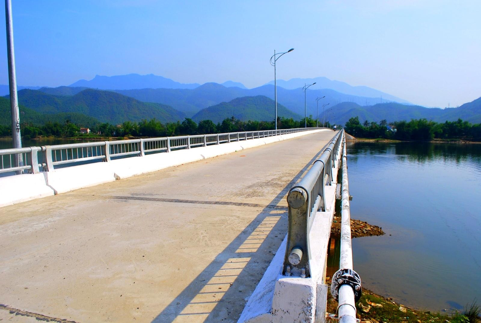 Cầu Trường Định bắt qua sông Cu Đê. Cầu Trường Định bắt qua sông Cu Đê.