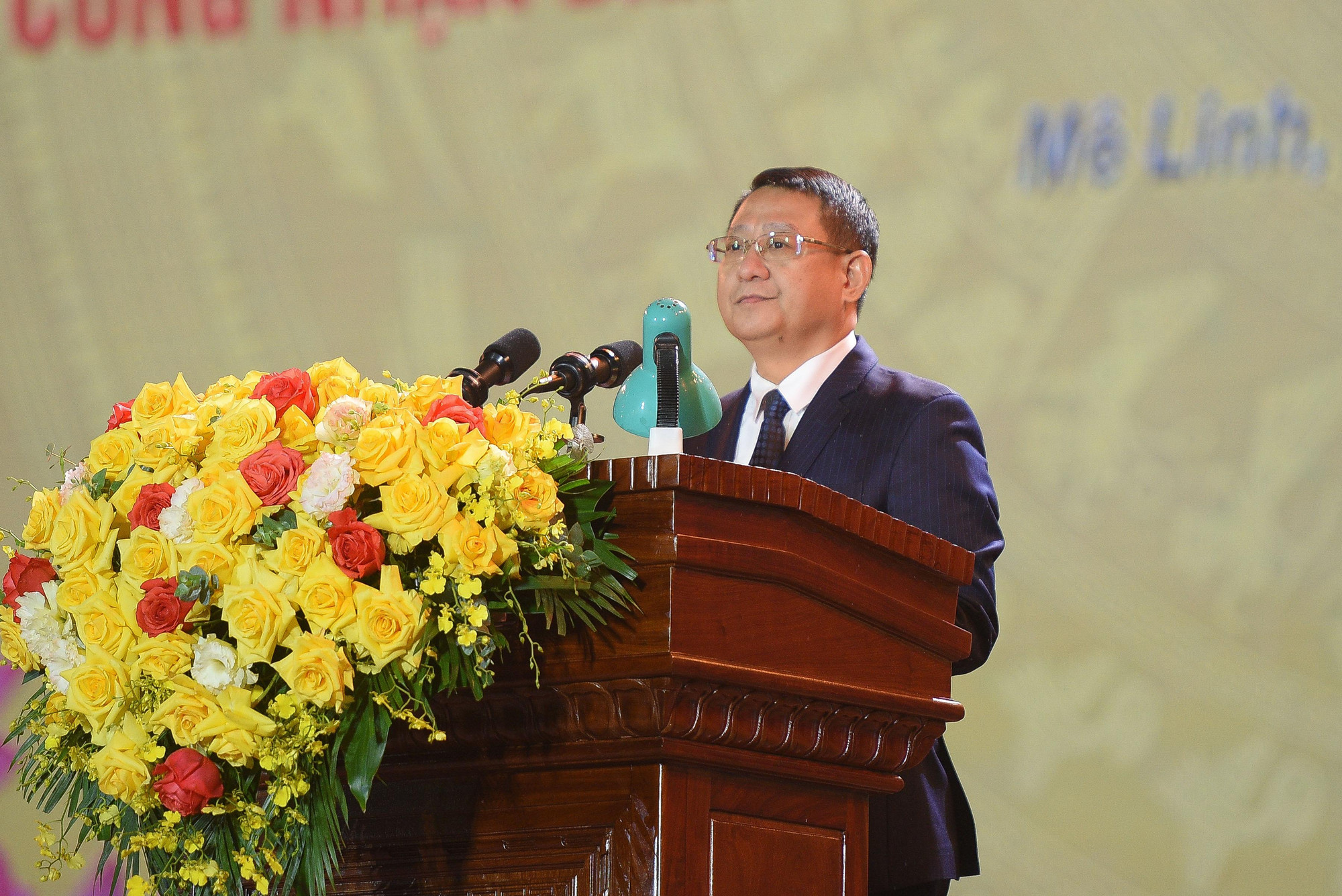 Chủ tịch UBND huyện Mê Linh Hoàng Anh Tuấn báo cáo tại buổi lễ.