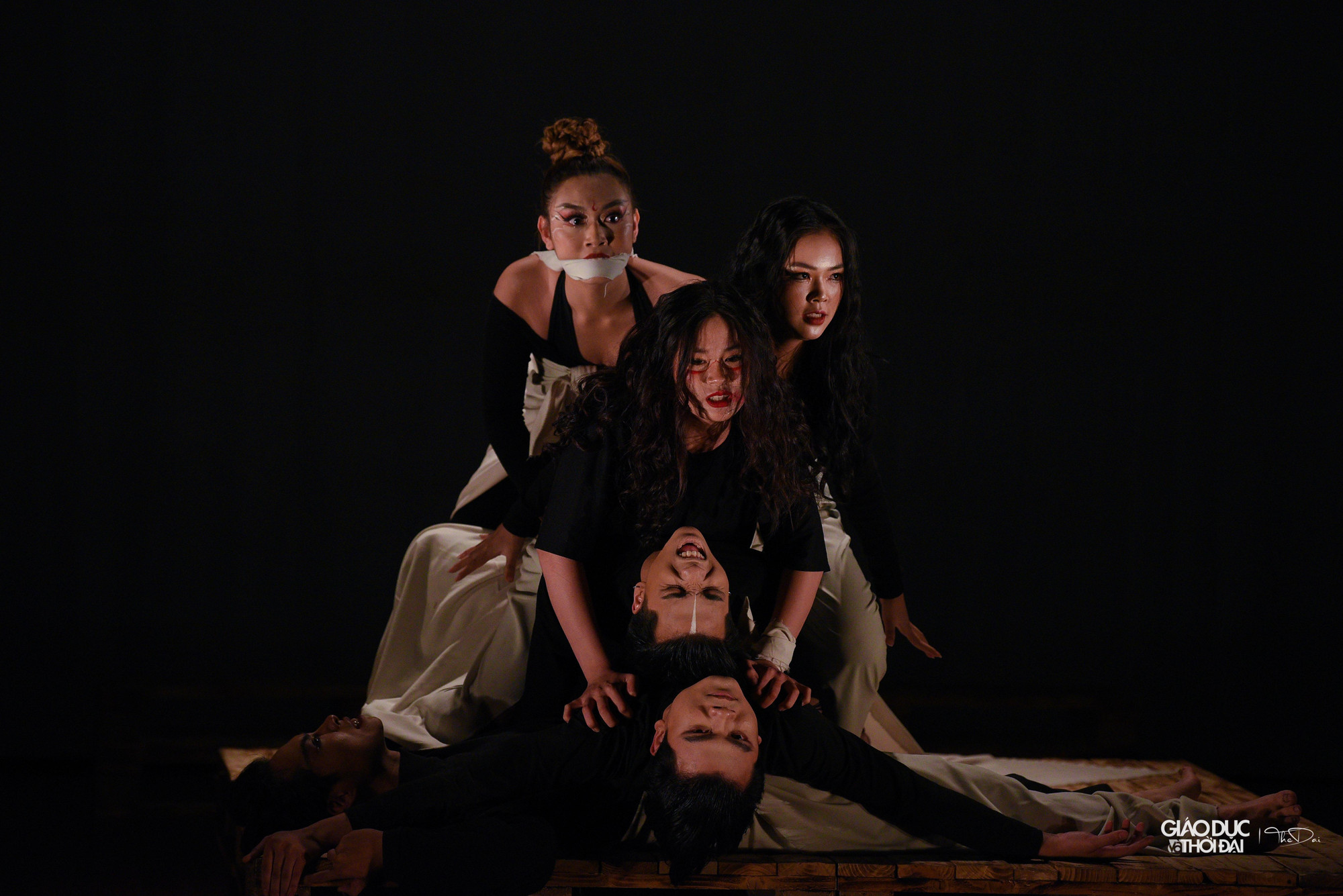 Không gian u ám, nội tâm diễn xuất của tốt của các sinh viên.