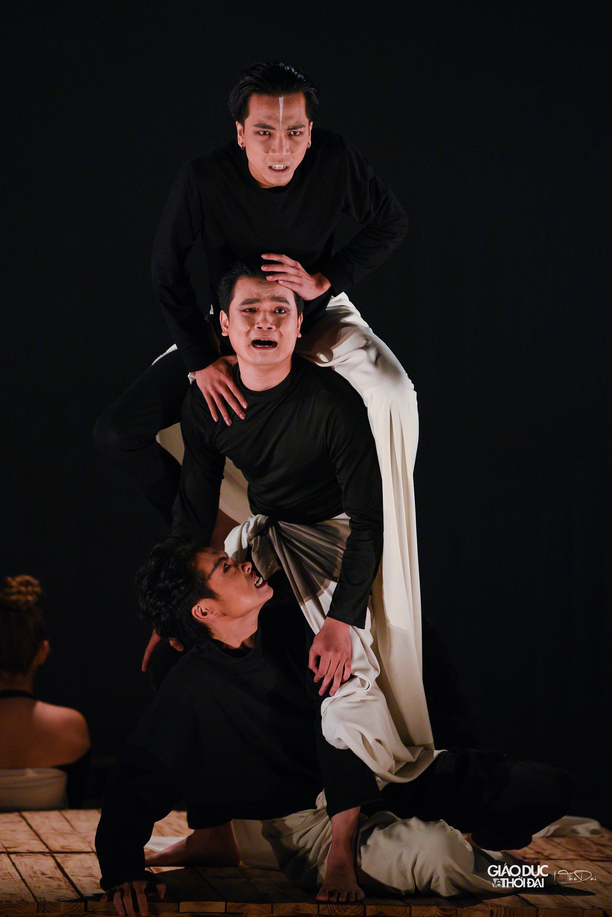 Sức hấp dẫn của kịch bản &quot;Macbeth&quot; không chỉ từ nội dung màn kịch đẫm máu trong cuộc tranh giành quyền lực của con người và trong sự giải thoát sức mạnh đầy thần bí vốn nằm ở nguyên tác mang đậm chất văn học của Shakespeare.