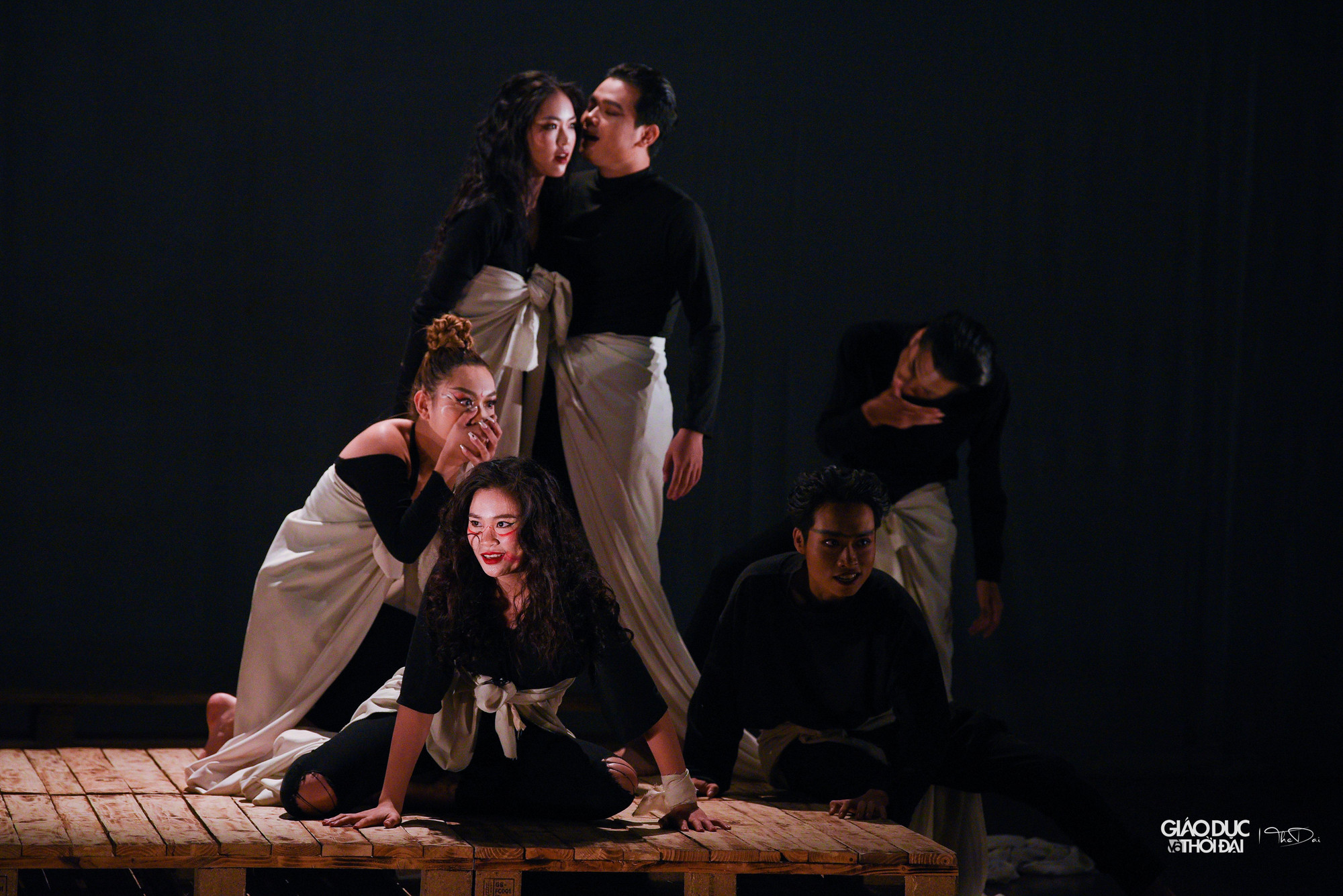 Trong đó, GS. Beverly Blankenship và GS. Anna Maria Krassnigg tiếp tục sang Việt Nam hướng dẫn cho sinh viên lớp Diễn viên Kịch-Điện ảnh K39B, Khoa Sân khấu biểu diễn vở Macbeth của tác giả William Shakespeare.