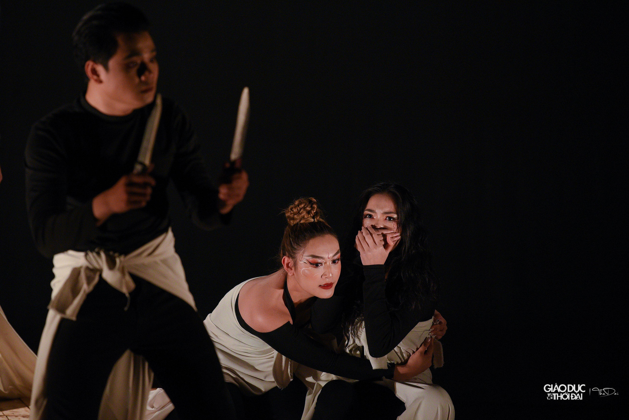 Trước đó, GS. Beverly Blankenship - giảng viên Đại học Âm nhạc và Nghệ thuật biểu diễn Vienna, cũng là đạo diễn, biên kịch đã hợp tác với các đơn vị tại Việt Nam dàn dựng vở nhạc kịch “Người đi qua thung lũng” nhân dịp kỷ niệm 40 năm quan hệ Việt - Đức vào năm 2010.