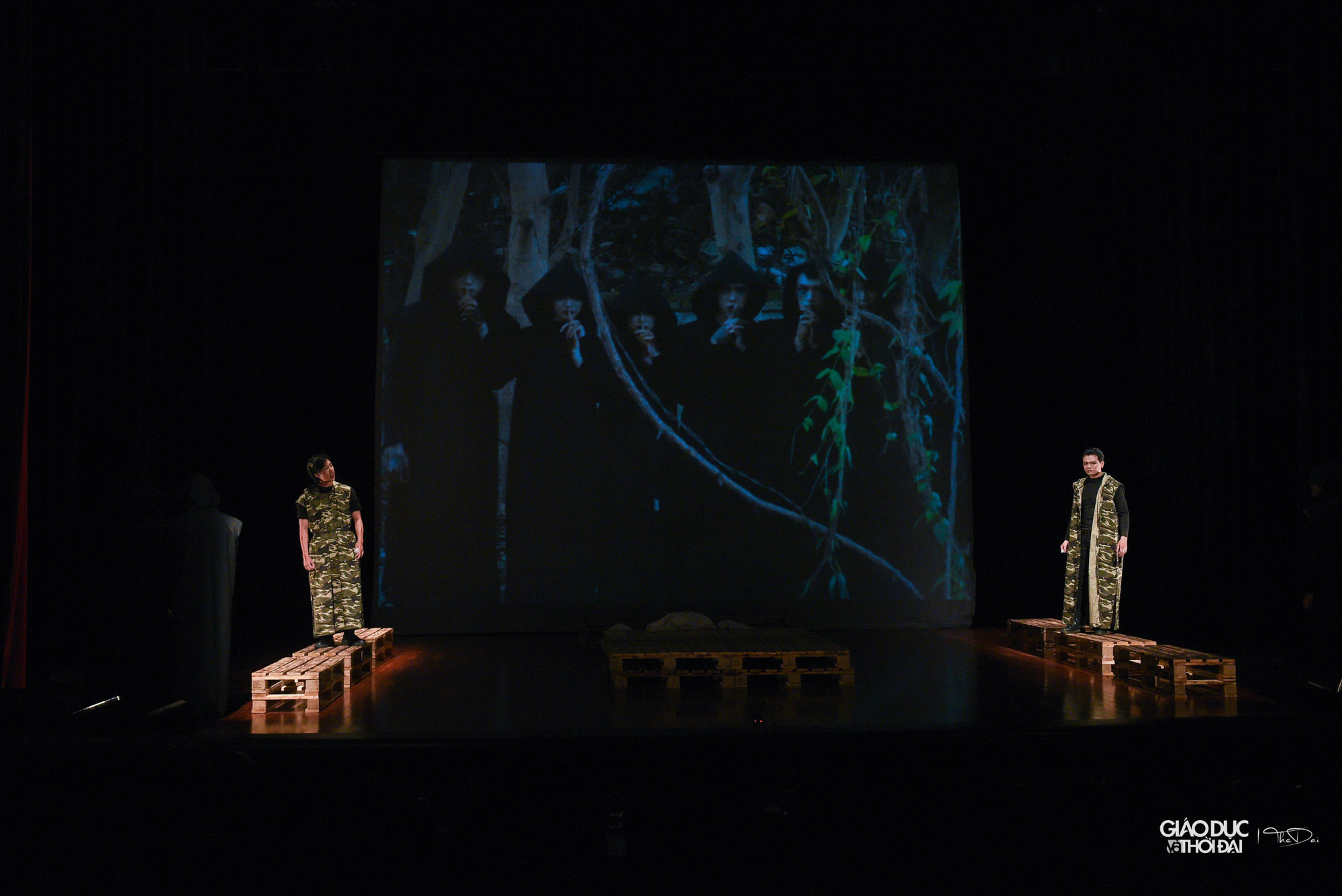 Bi tráng, cổ điển và giàu tính tự sự, con đường đi từ tột đỉnh vinh quang tới thảm bại của bạo chúa Macbeth xứ Scotland đã được tái hiện đầy ấn tượng.