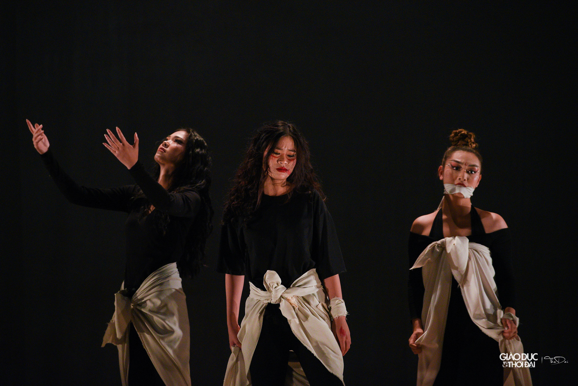 Không gian u ám, nội tâm diễn xuất của tốt của các sinh viên.