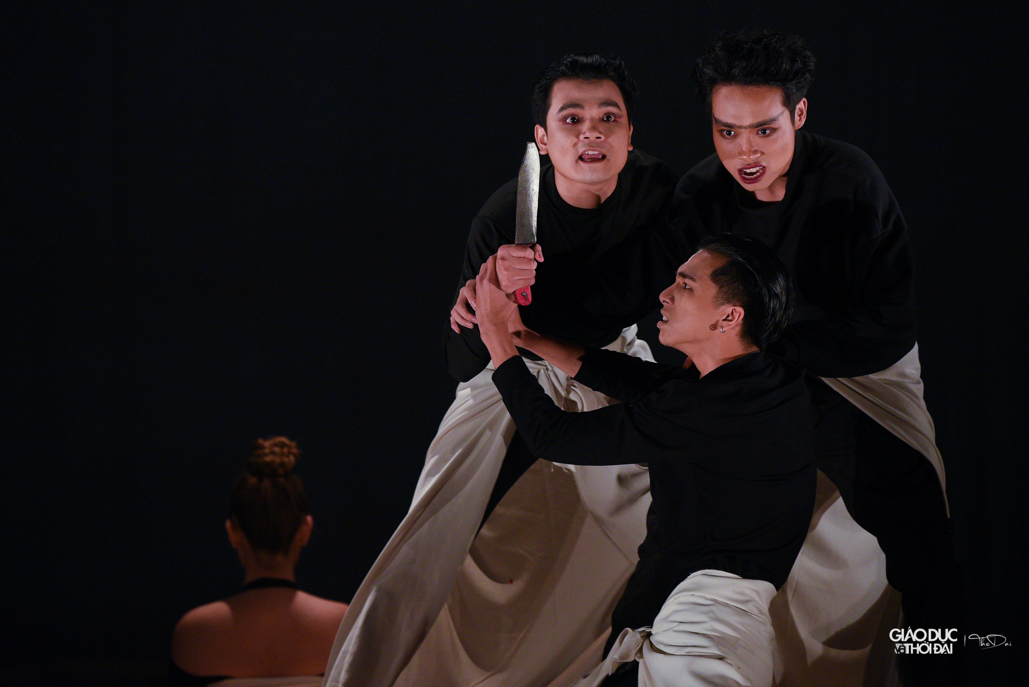 Không gian u ám, nội tâm diễn xuất của tốt của các sinh viên.