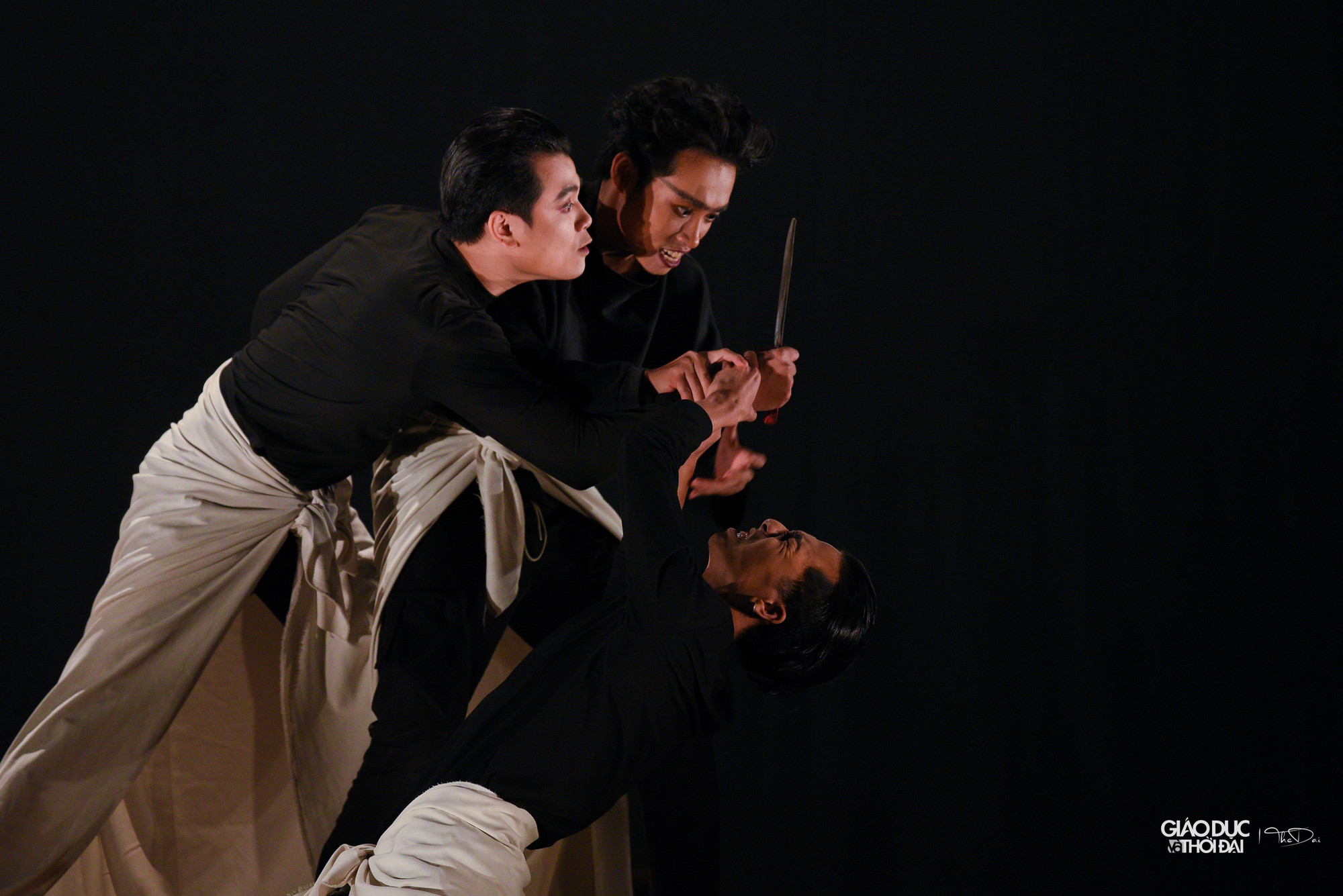 Không gian u ám, nội tâm diễn xuất của tốt của các sinh viên.