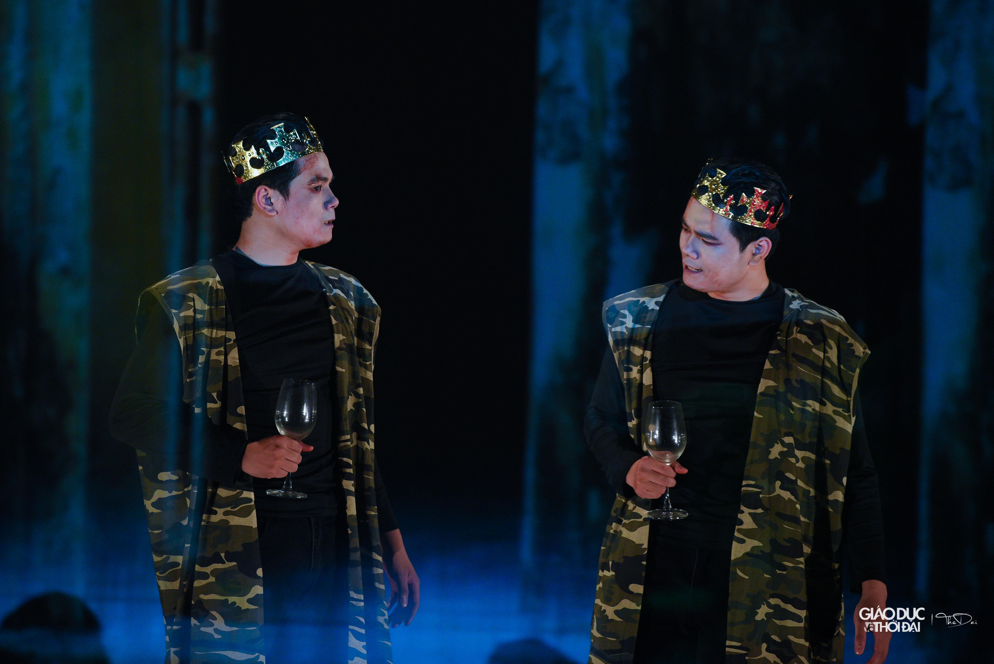 Vai Macbeth đã thể hiện rất rõ nét sự chuyển biến tâm lý từ một chiến binh dũng mãnh, biết trân trọng mạng sống của người khác, để rồi vì tham mê quyền lực đã vứt bỏ sự sáng suốt trên con đường leo lên ngai vàng được xây bằng xác người.