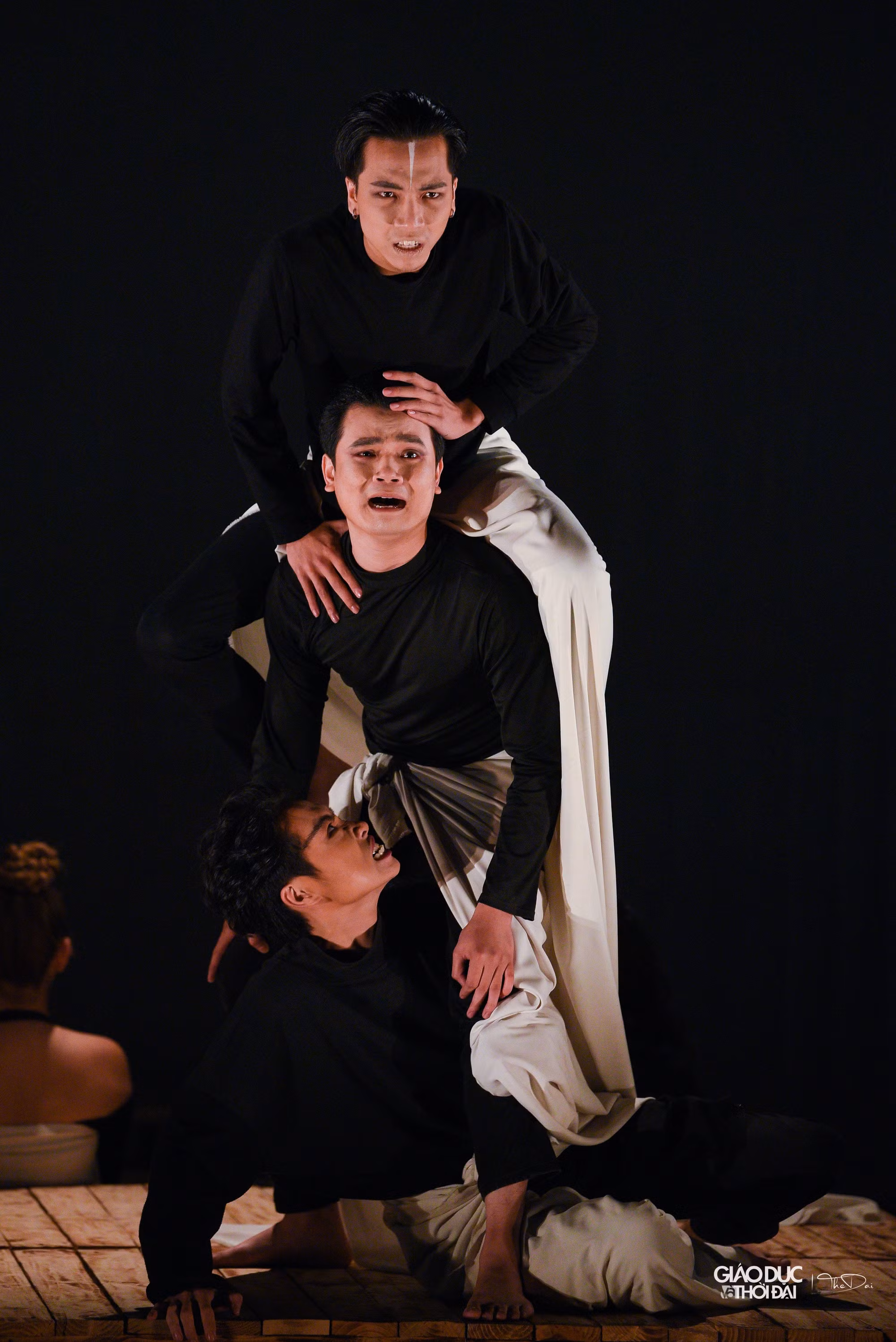 Sức hấp dẫn của kịch bản "Macbeth" không chỉ từ nội dung màn kịch đẫm máu trong cuộc tranh giành quyền lực của con người và trong sự giải thoát sức mạnh đầy thần bí vốn nằm ở nguyên tác mang đậm chất văn học của Shakespeare.