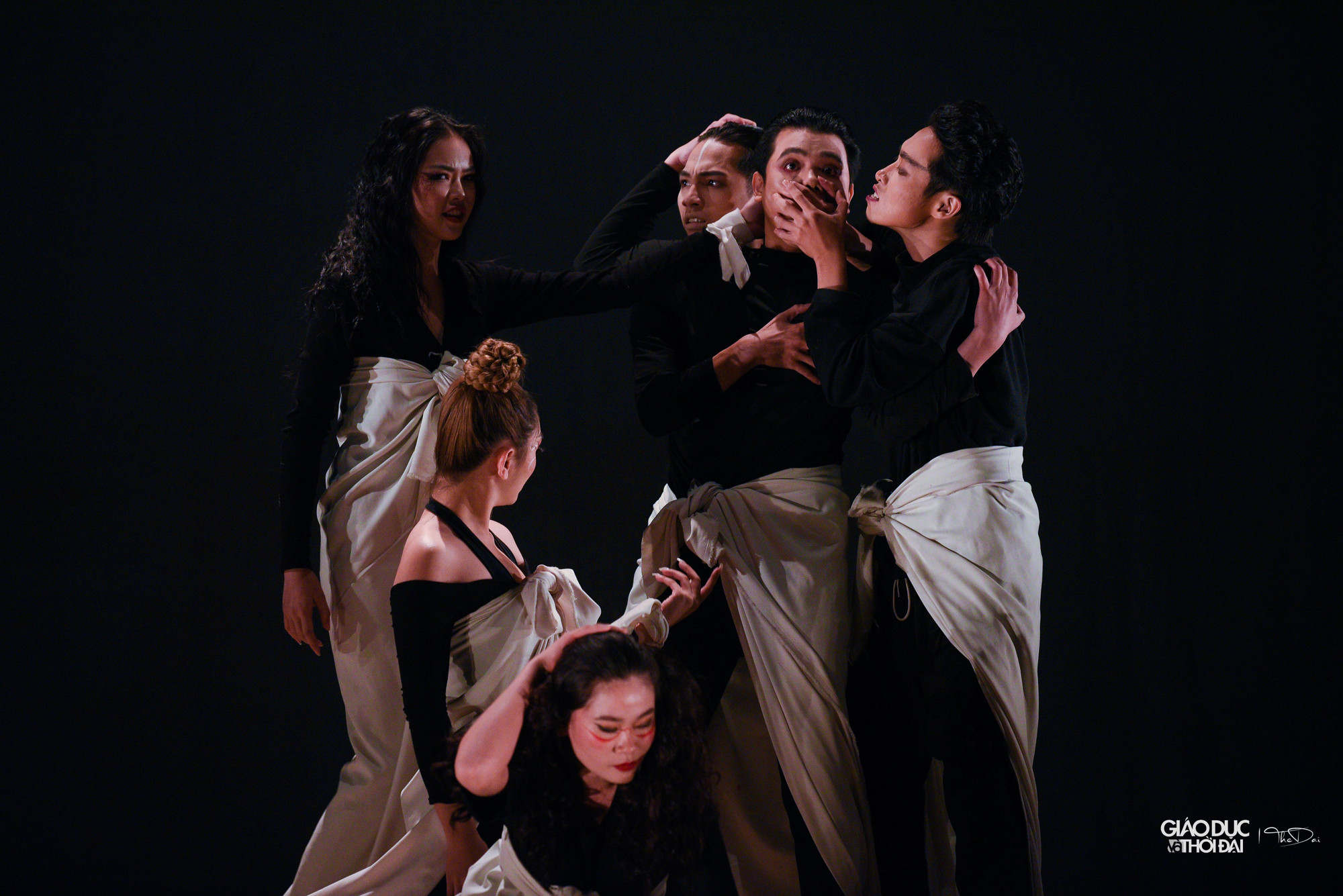 Trong đó, GS. Beverly Blankenship và GS. Anna Maria Krassnigg tiếp tục sang Việt Nam hướng dẫn cho sinh viên lớp Diễn viên Kịch-Điện ảnh K39B, Khoa Sân khấu biểu diễn vở Macbeth của tác giả William Shakespeare.