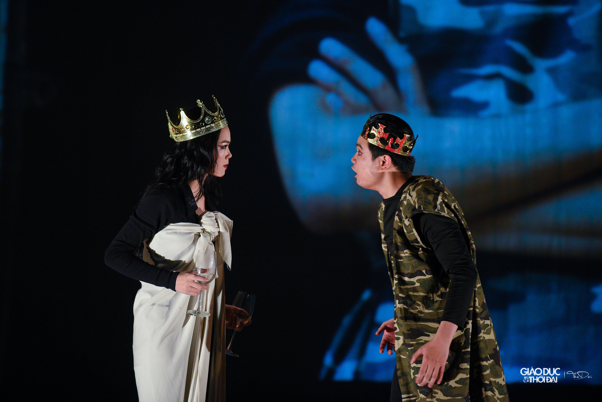 Vai Macbeth đã thể hiện rất rõ nét sự chuyển biến tâm lý từ một chiến binh dũng mãnh, biết trân trọng mạng sống của người khác, để rồi vì tham mê quyền lực đã vứt bỏ sự sáng suốt trên con đường leo lên ngai vàng được xây bằng xác người.