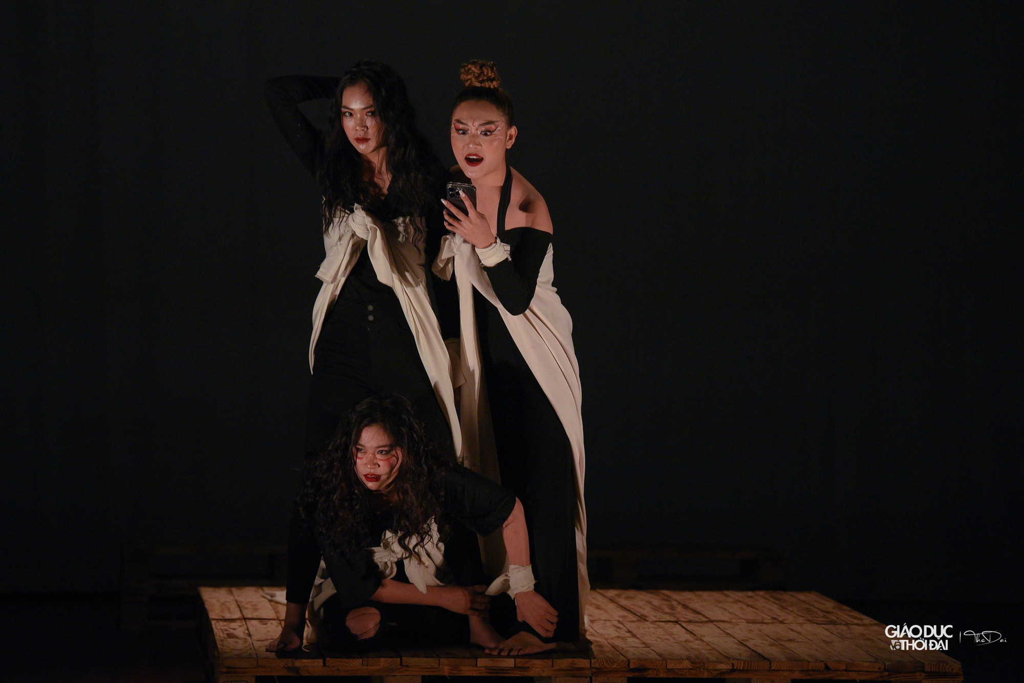 Trong đó, GS. Beverly Blankenship và GS. Anna Maria Krassnigg tiếp tục sang Việt Nam hướng dẫn cho sinh viên lớp Diễn viên Kịch-Điện ảnh K39B, Khoa Sân khấu biểu diễn vở Macbeth của tác giả William Shakespeare.