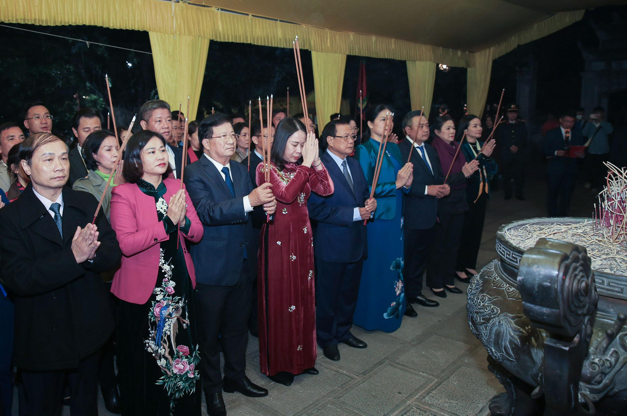 Các đồng chí lãnh đạo Trung ương, thành phố Hà Nội dâng hương tại Đền thờ Hai Bà Trưng.