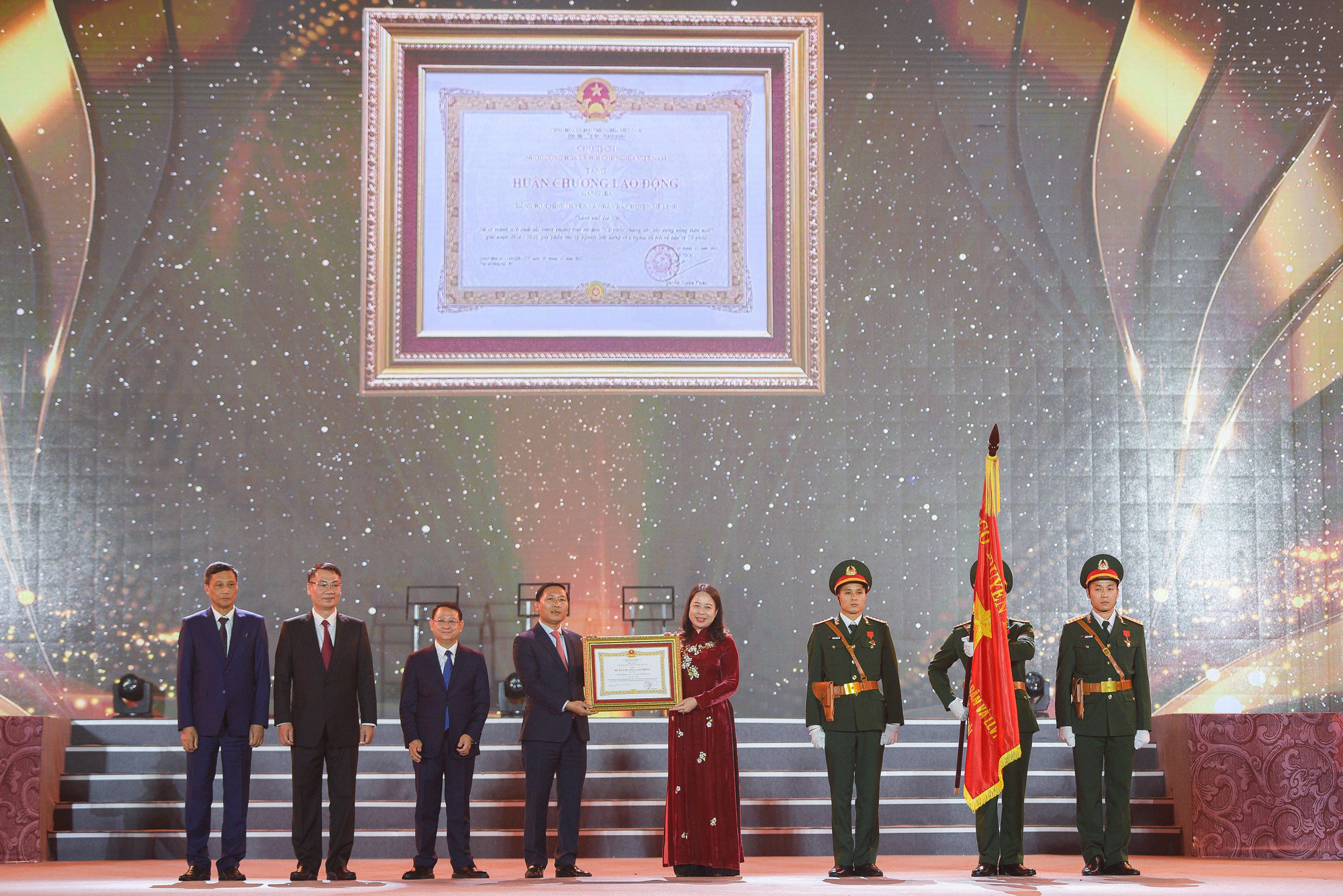 Tại buổi lễ, thừa ủy quyền của Chủ tịch nước, Phó Chủ tịch nước Võ Thị Ánh Xuân đã trao tặng Huân chương Lao động hạng Ba cho Đảng bộ, chính quyền và nhân dân huyện Mê Linh.