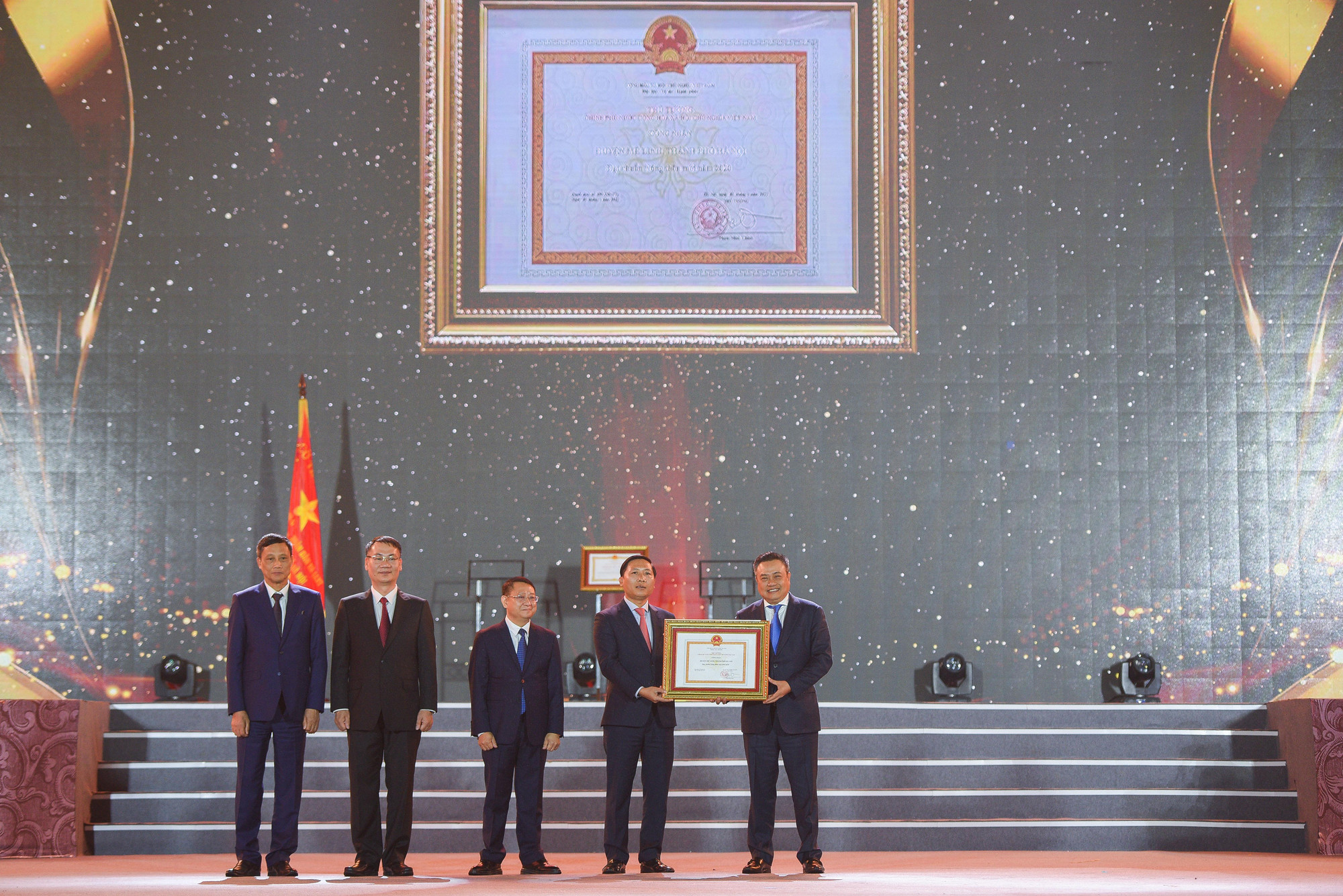 Chủ tịch UBND thành phố Hà Nội Trần Sỹ Thanh đã trao Bằng công nhận huyện đạt chuẩn nông thôn mới năm 2020 của Thủ tướng Chính phủ cho cán bộ và nhân dân huyện Mê Linh.