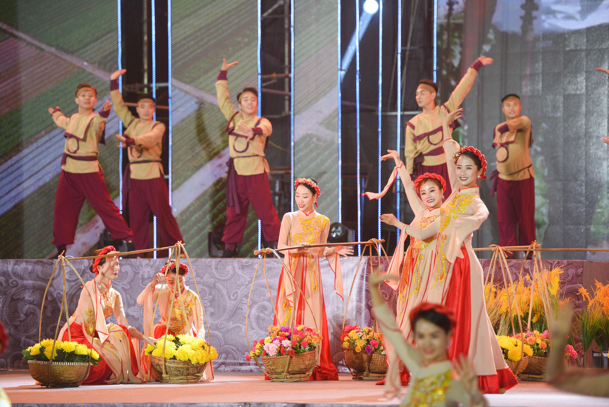 Cùng với việc tổ chức Lễ công bố, đón nhận huyện đạt chuẩn nông thôn mới, Huân chương lao động hạng Ba, công nhận điểm du lịch di tích quốc gia đặc biệt Đền Hai Bà Trưng, huyện Mê Linh tổ chức chuỗi các hoạt động chào mừng, diễn ra trong 3 ngày, từ ngày 9/12 đến ngày 11/12 tại Khu di tích quốc gia đặc biệt Đền Hai Bà Trưng.