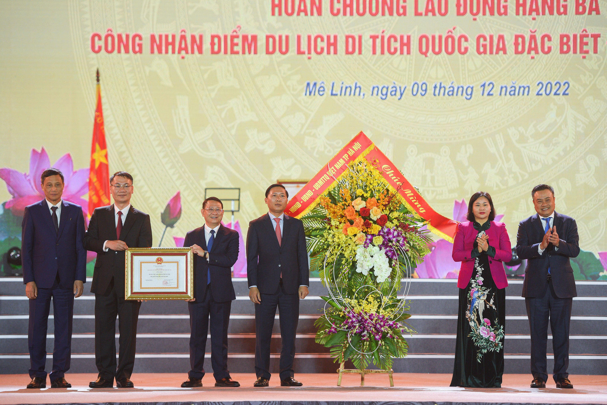 Phó Bí thư Thường trực Thành ủy Hà Nội Nguyễn Thị Tuyến, Chủ tịch UBND thành phố Trần Sỹ Thanh tặng hoa chúc mừng huyện Mê Linh.