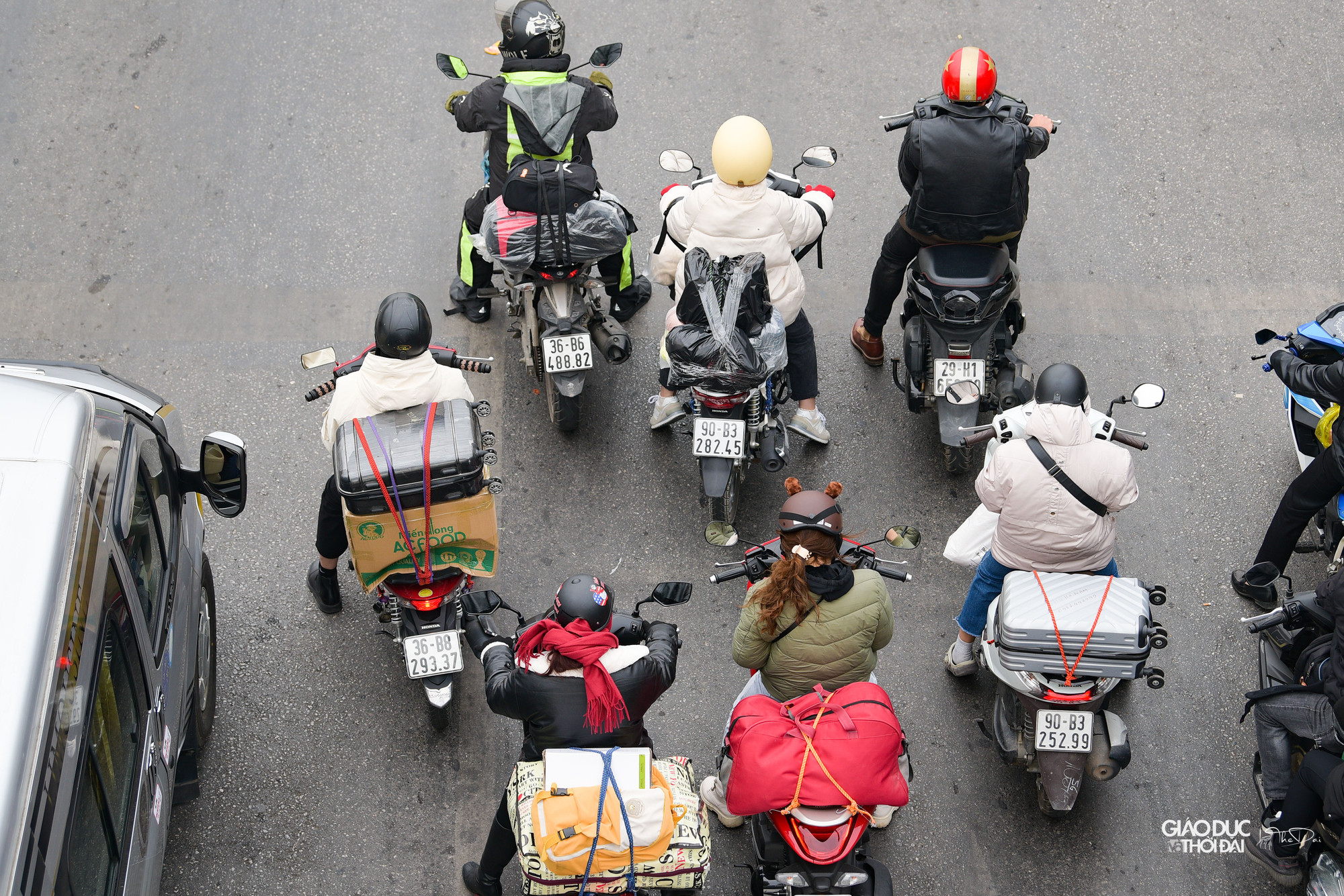 Dễ dàng bắt gặp cảnh người dân với đồ đạc được chằng buộc trên các tuyến phố vào thành phố.